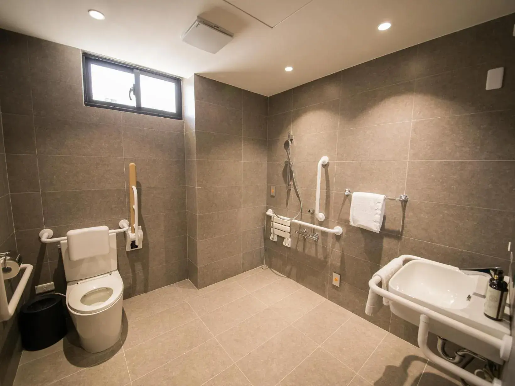 Bathroom in Hôtel de Ľeau