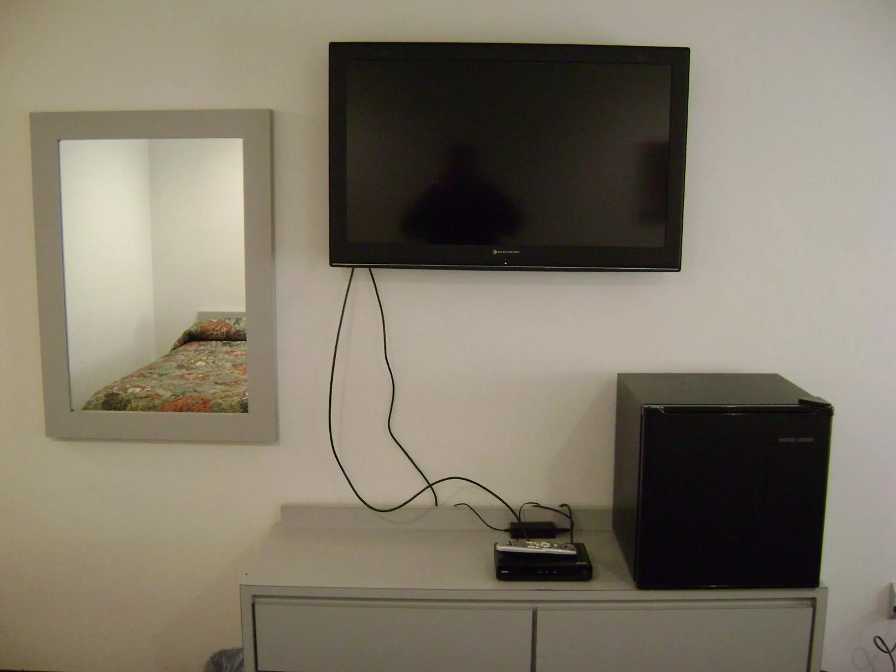 TV and multimedia, TV/Entertainment Center in Edgewick Inn