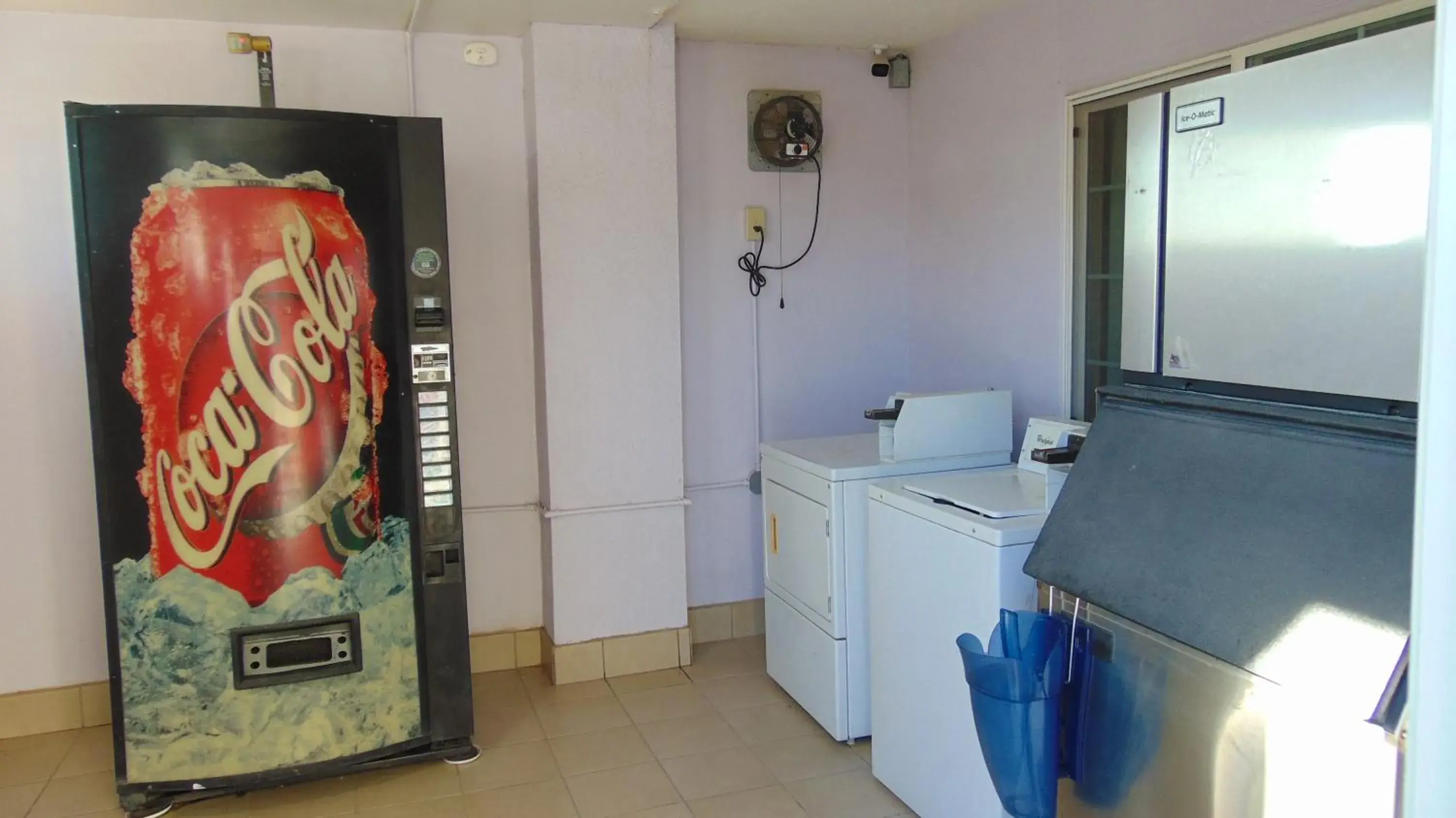 vending machine, Kitchen/Kitchenette in Corcoran Country Inn