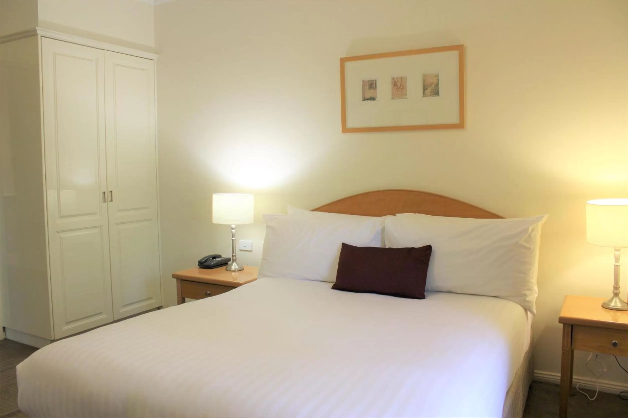 Bed in Carlyle Suites & Apartments