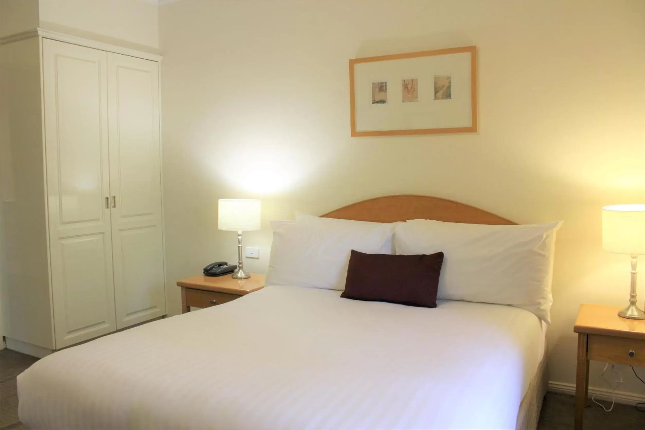 One-Bedroom Suite in Carlyle Suites & Apartments One-Bedroom Suite in Carlyle Suites & Apartments