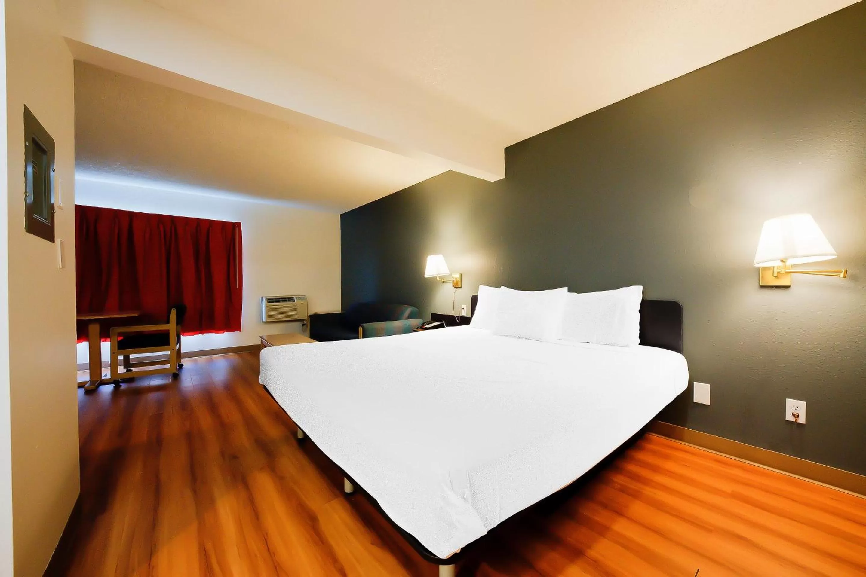 Premium King bed with Kitchenette Accessible	 in OYO Hotel Hermiston OR, Downtown