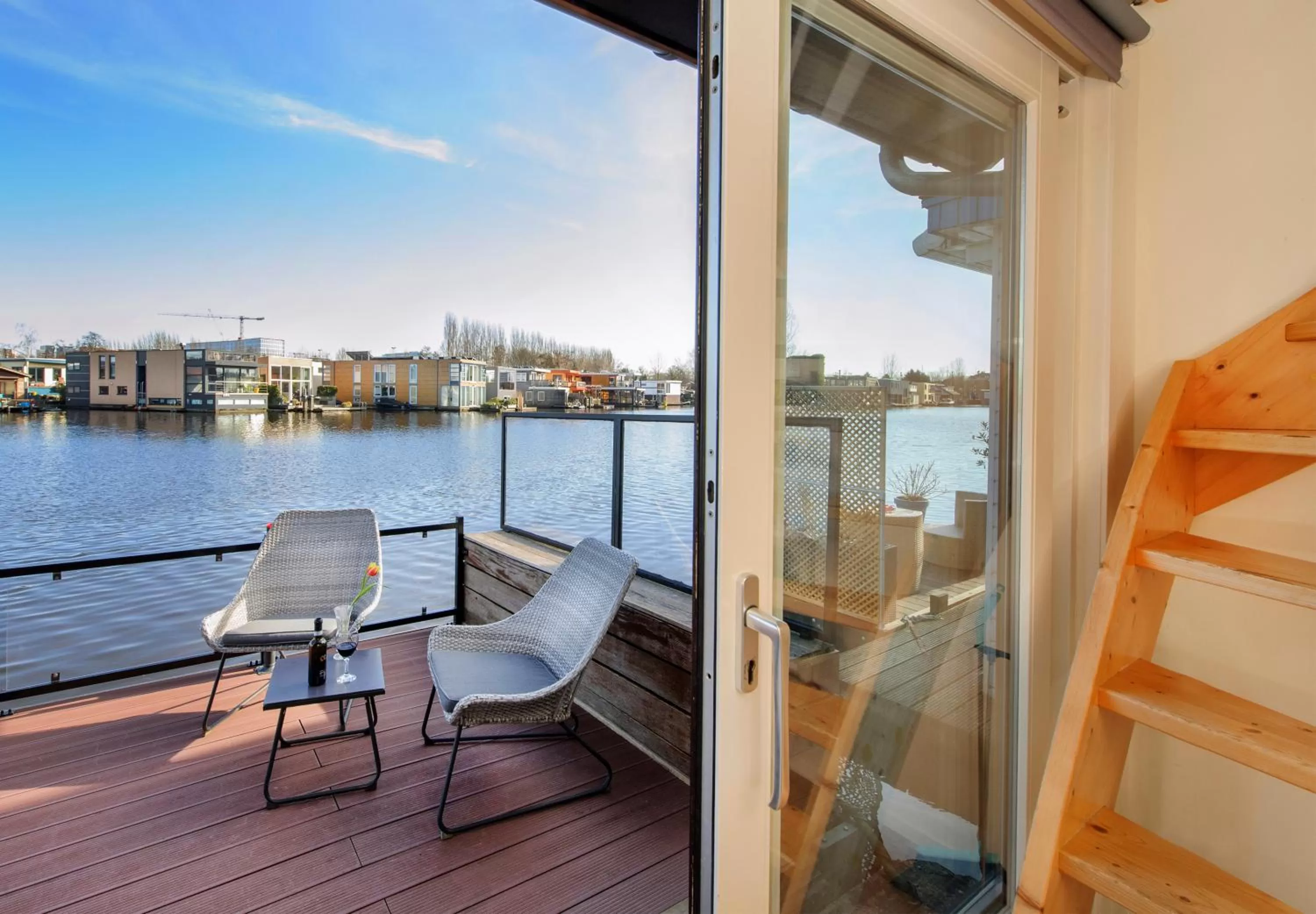 Houseboat studio with canalview and free bikes