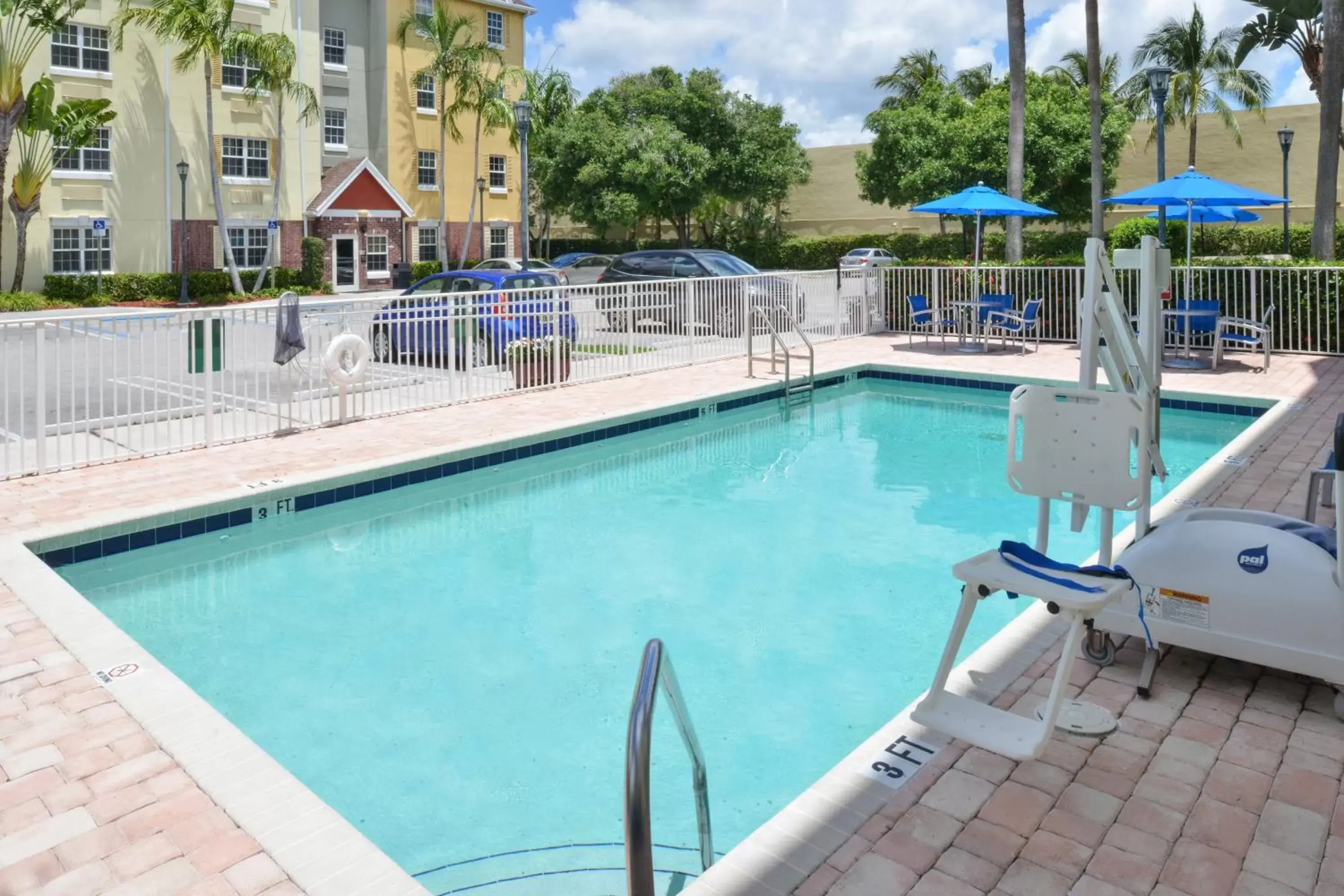 Swimming Pool in TownePlace Suites Miami West Doral Area