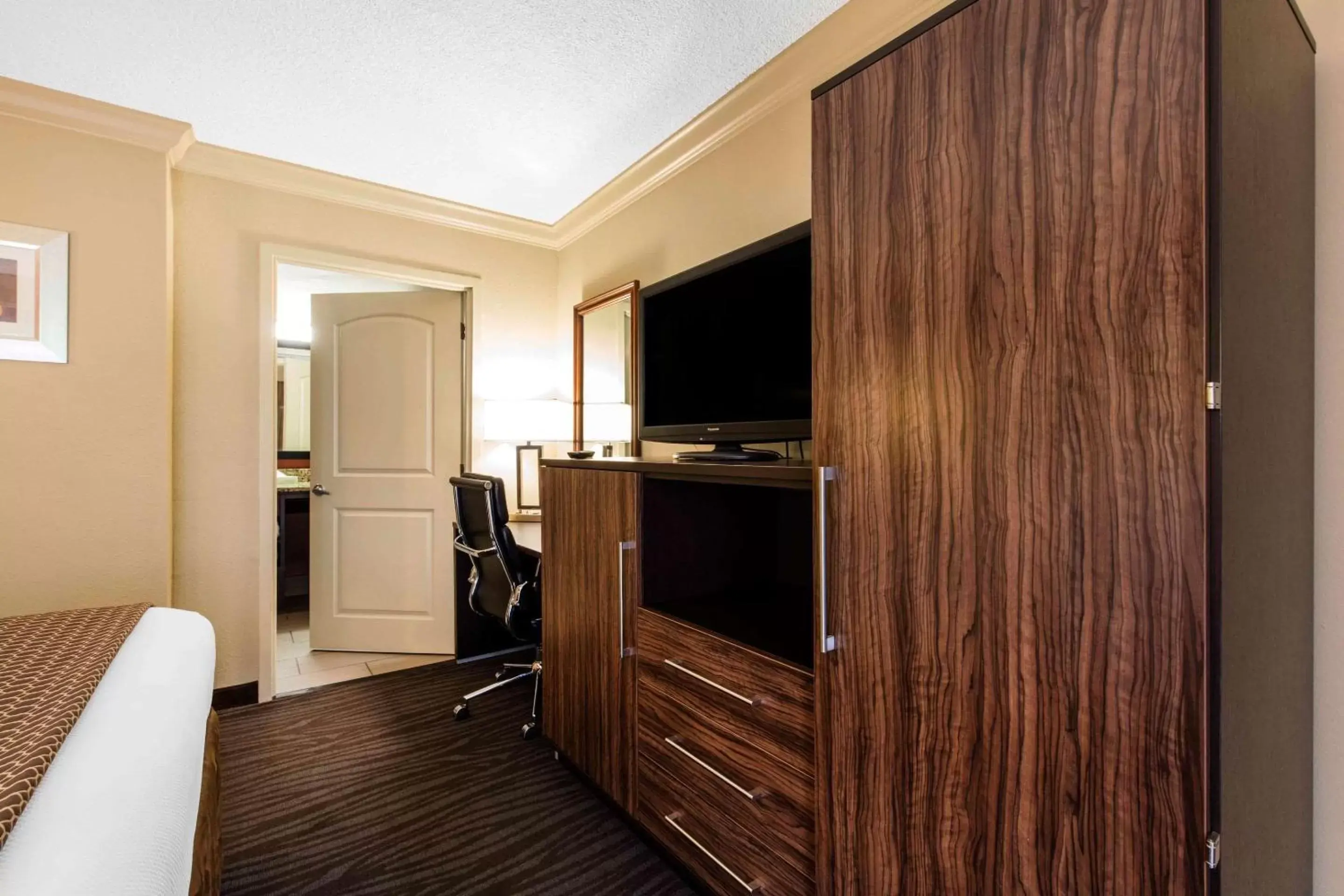 Photo of the whole room, TV/Entertainment Center in The Capitol Hotel Downtown, Ascend Hotel Collection