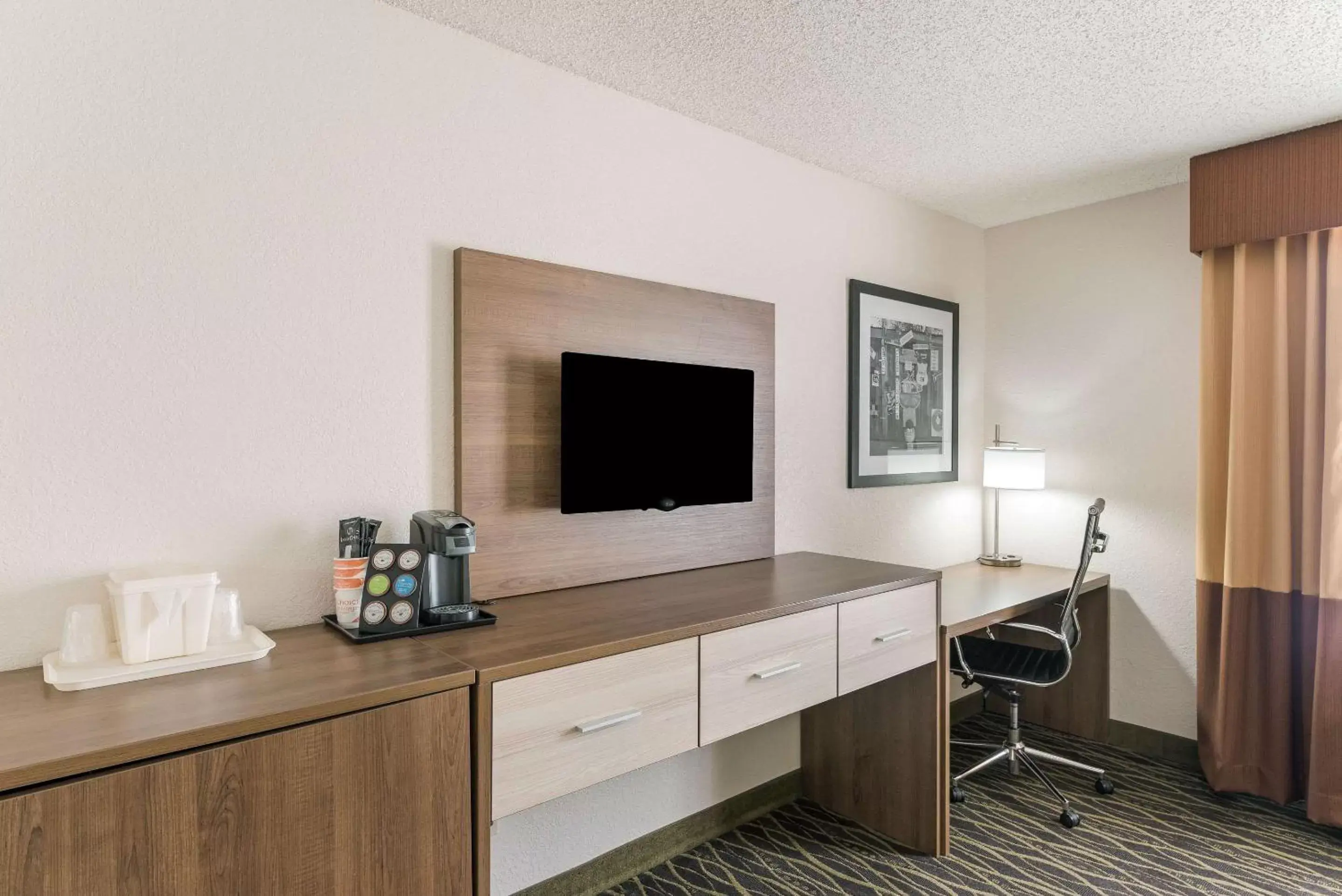 Photo of the whole room, TV/Entertainment Center in Quality Inn Near Grand Canyon