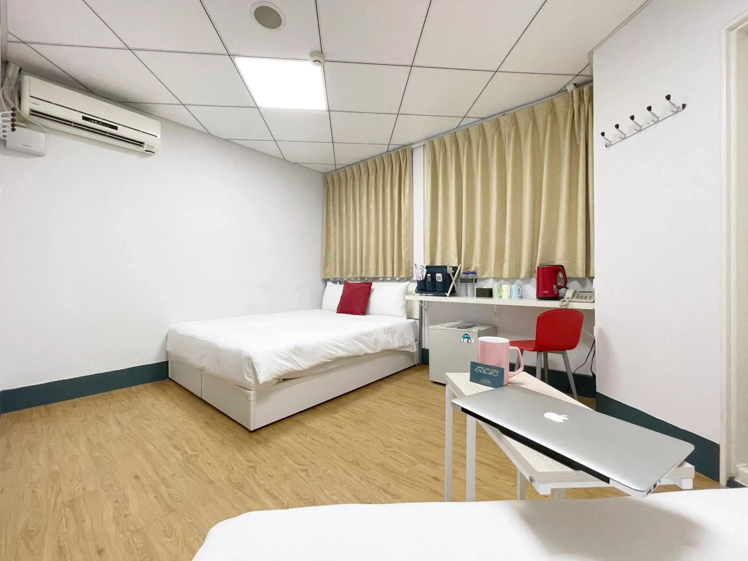 Bedroom, Bed in Sharon Inn Bedroom, Bed in Sharon Inn