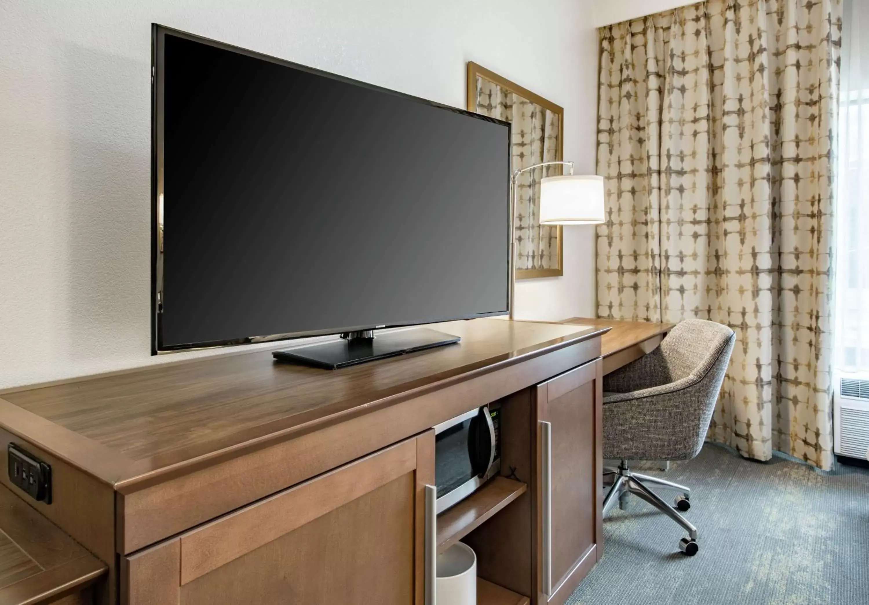 Bed, TV/Entertainment Center in Hampton Inn & Suites Newport/Cincinnati, KY