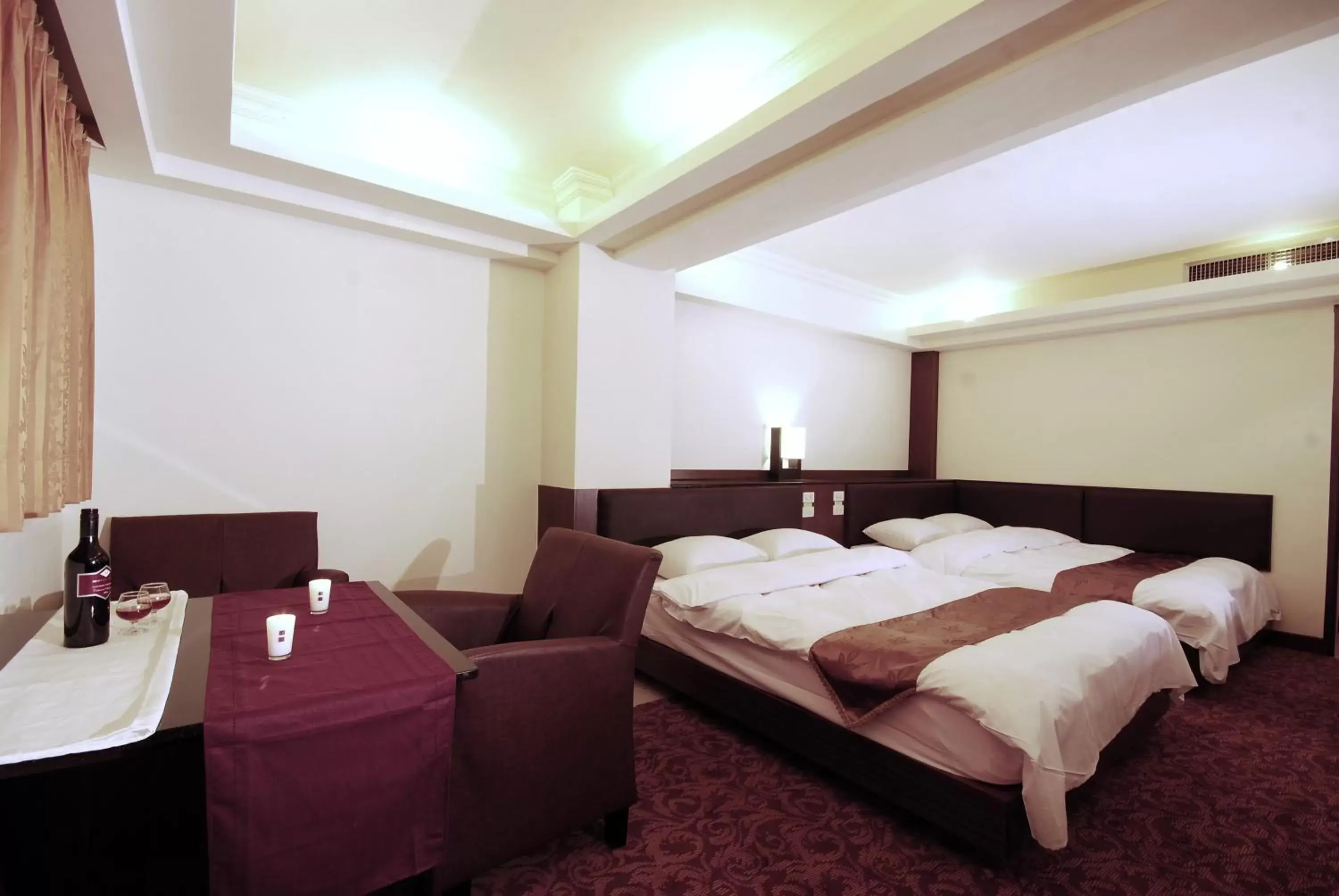 bunk bed, Room Photo in The Enterpriser Hotel