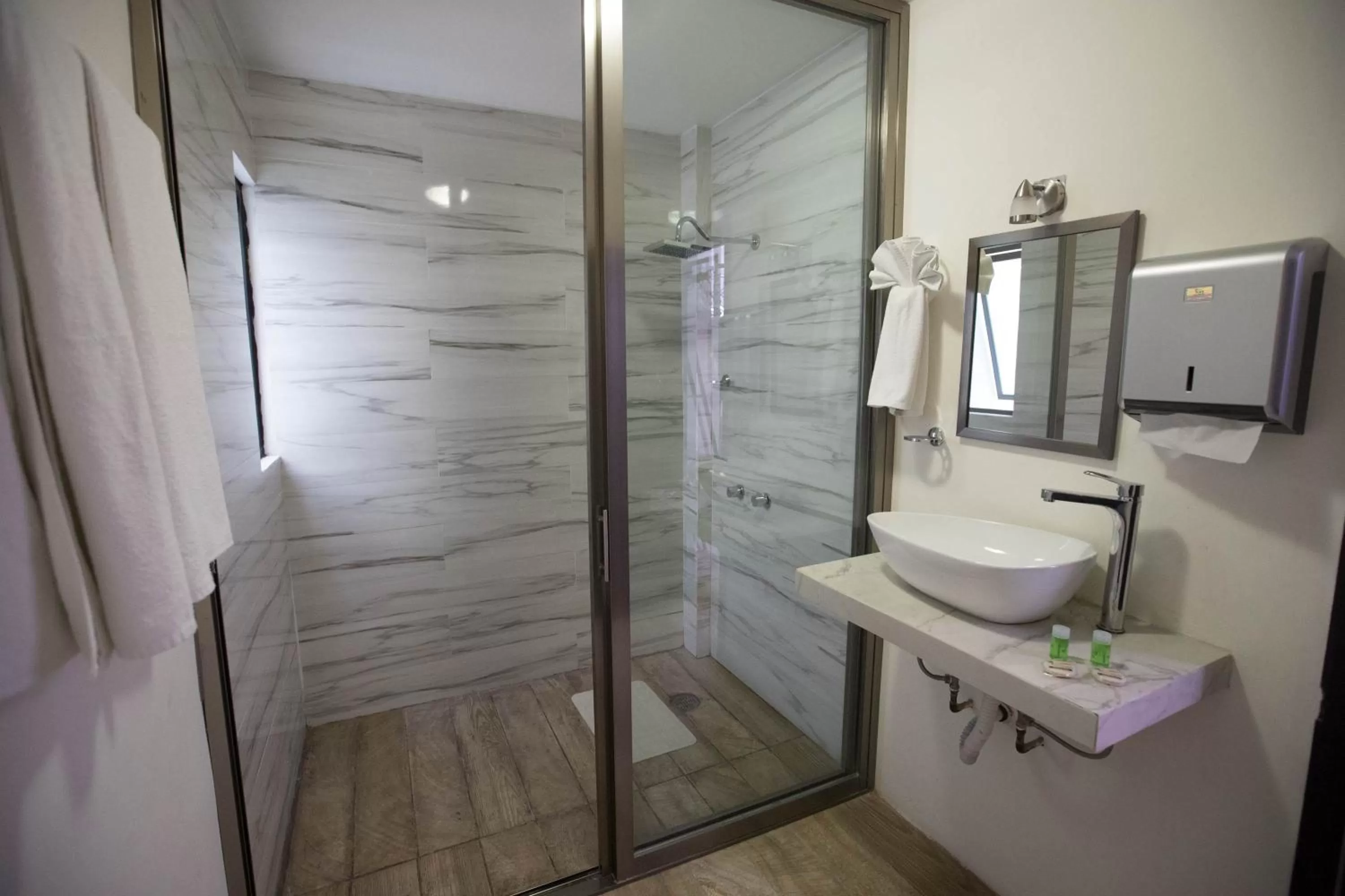 Bathroom in Hotel Lunada