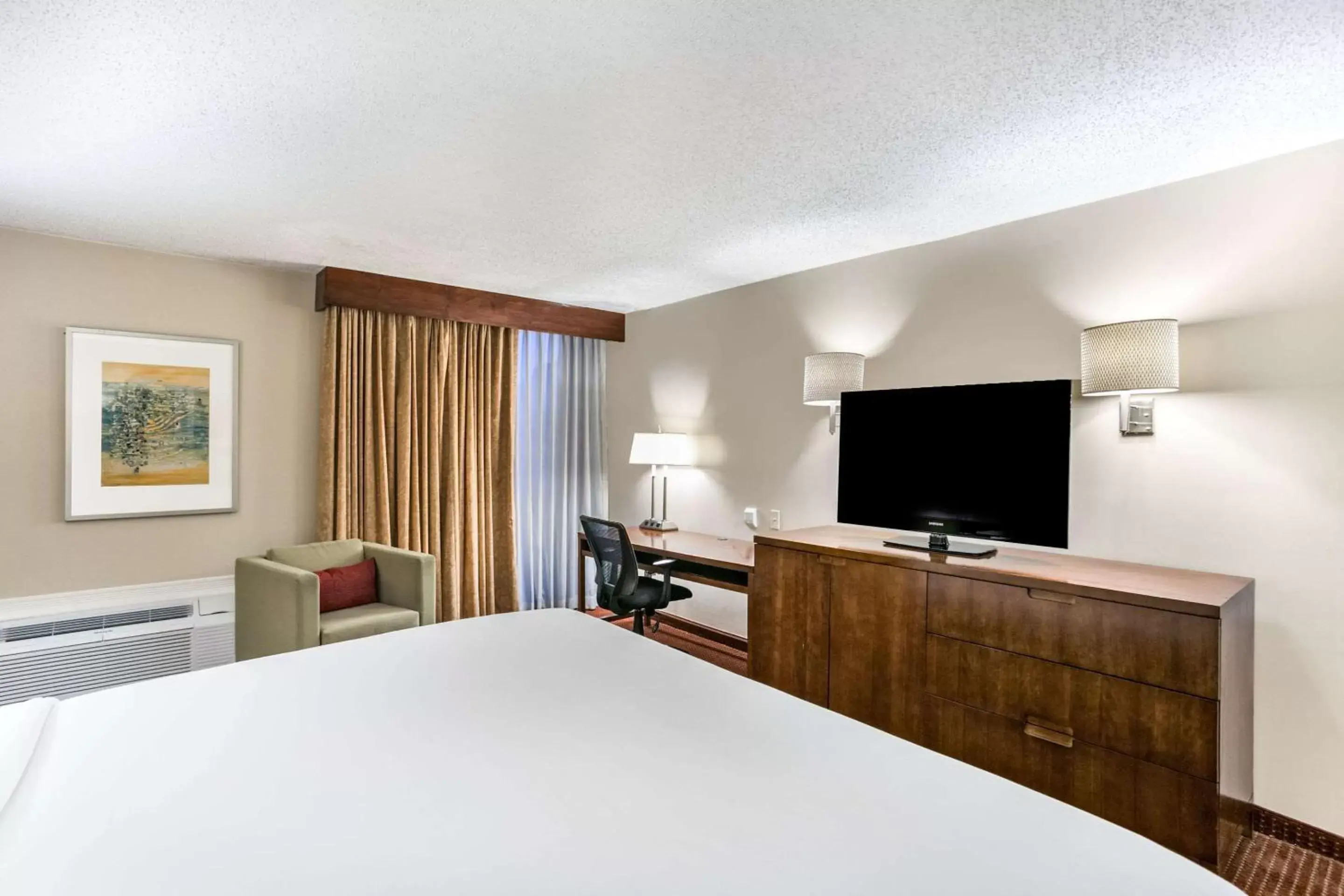 Photo of the whole room, TV/Entertainment Center in Clarion Hotel BWI Airport Arundel Mills