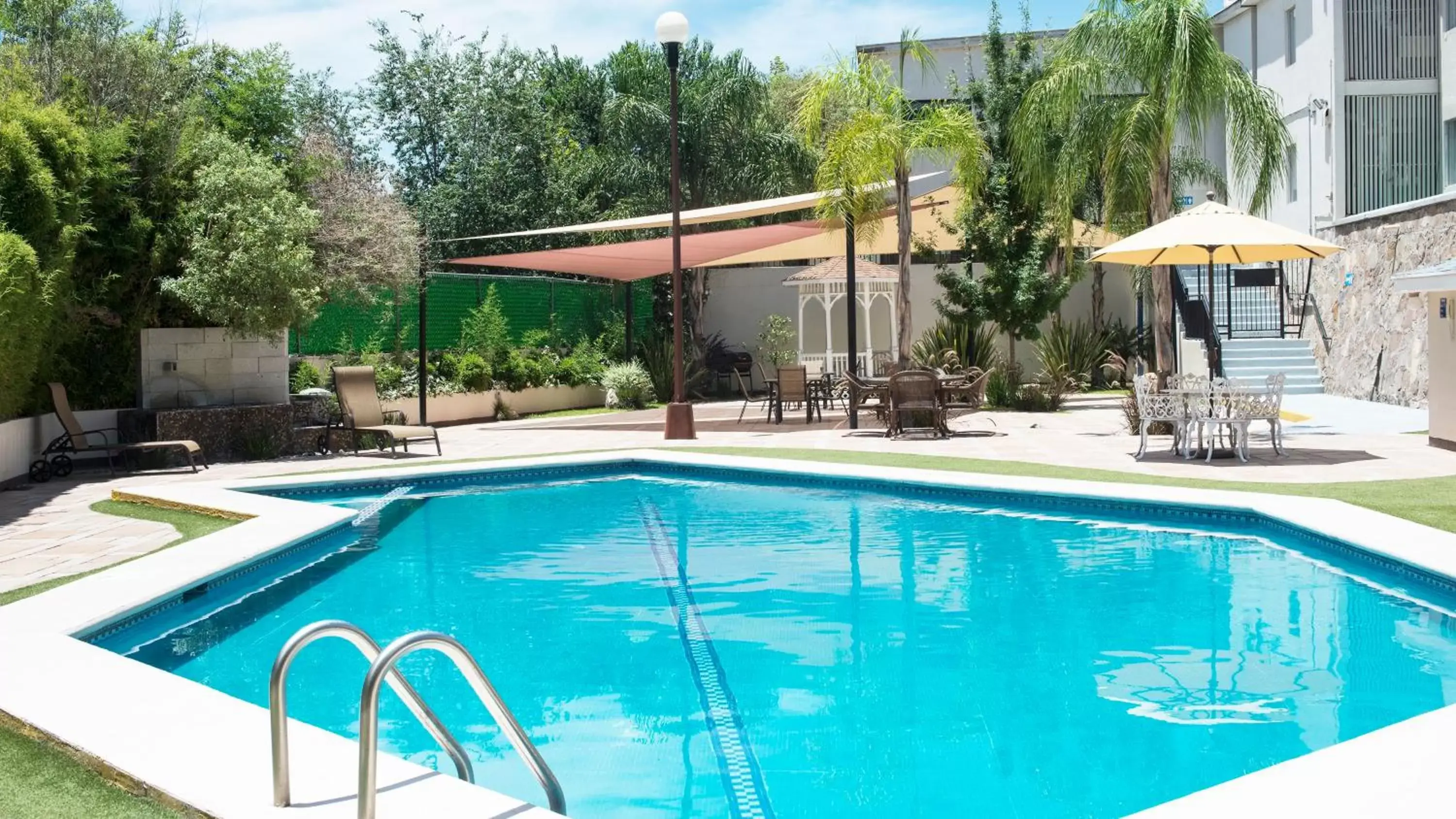 Swimming Pool in Holiday Inn Hotel & Suites Chihuahua, an IHG Hotel