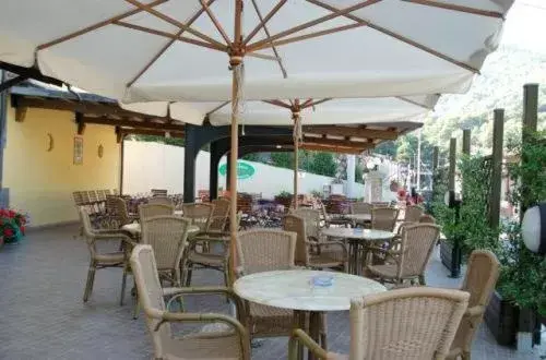 Patio, Restaurant/Places to Eat in Albergo Miramonti