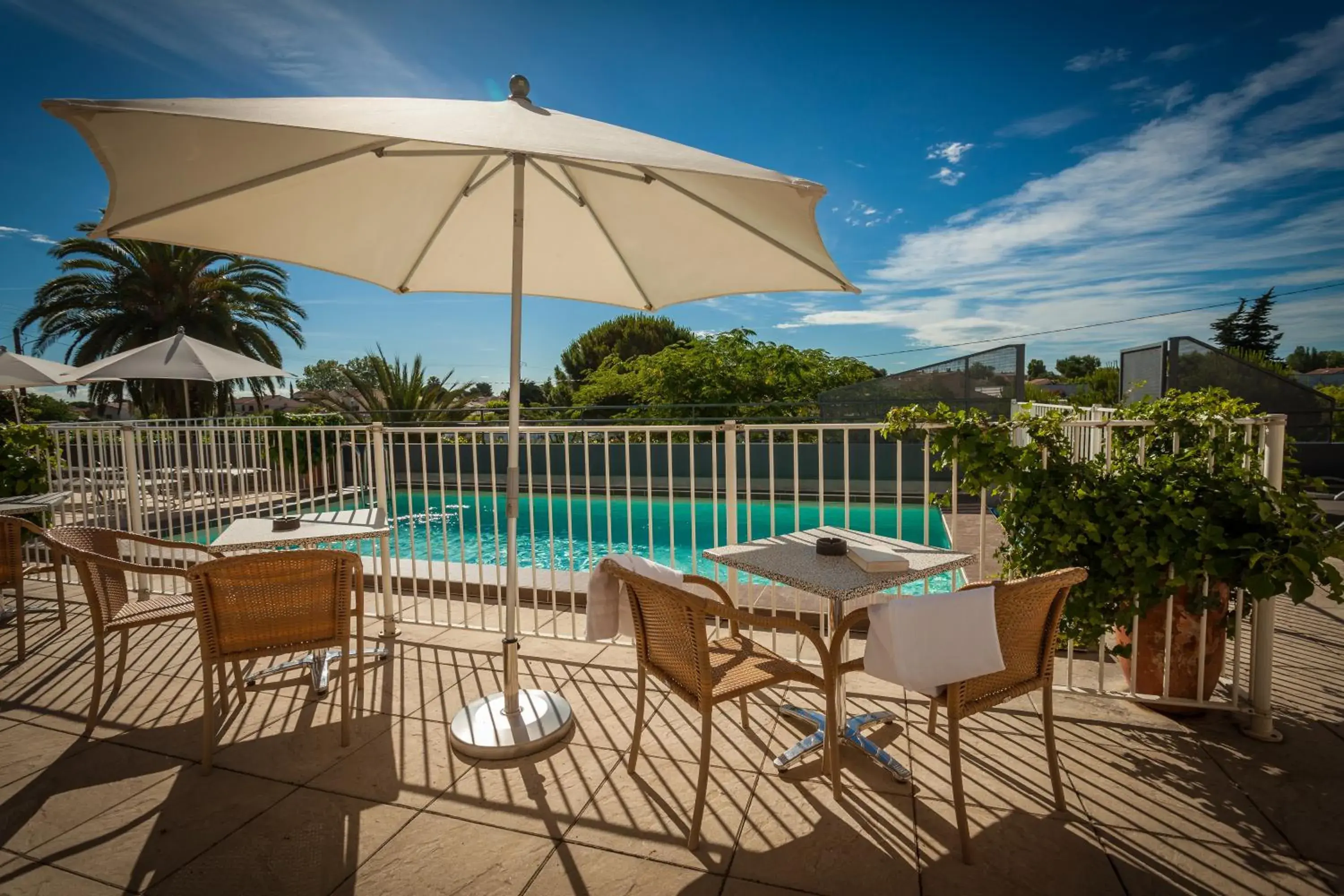 Swimming Pool in Hotel Canal Aigues Mortes