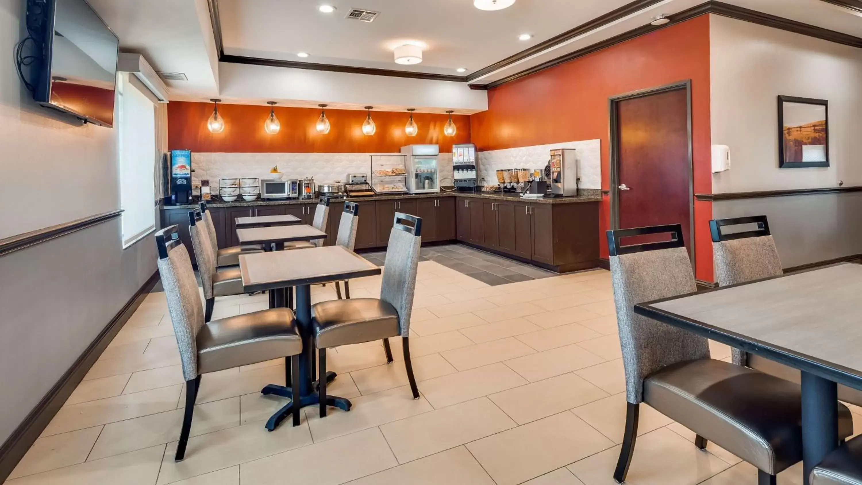 Restaurant/Places to Eat in Best Western Carthage Inn & Suites