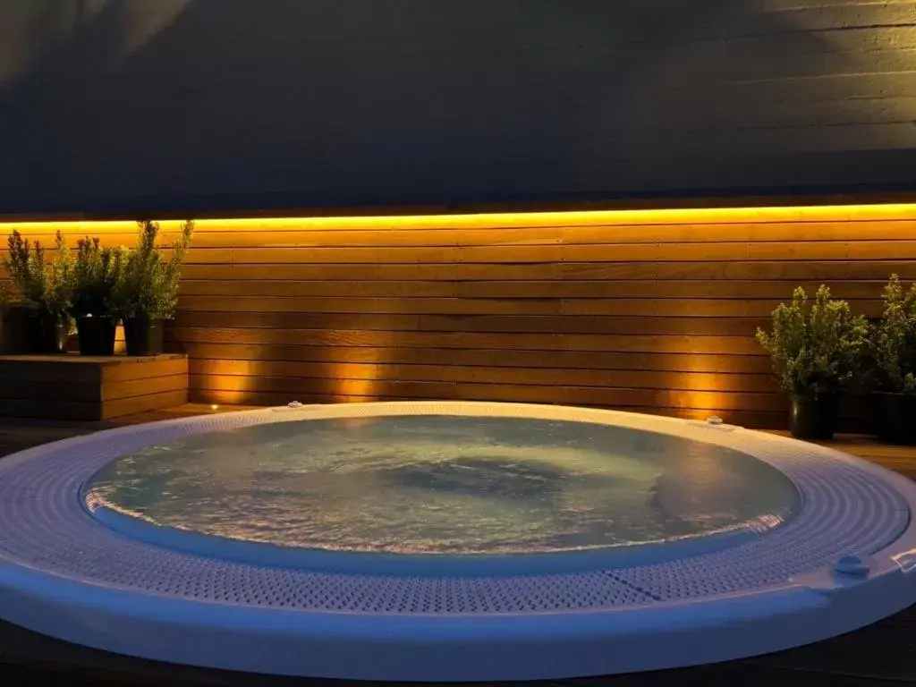 Swimming pool in Carlton Tel Aviv Hotel – Luxury on the Beach
