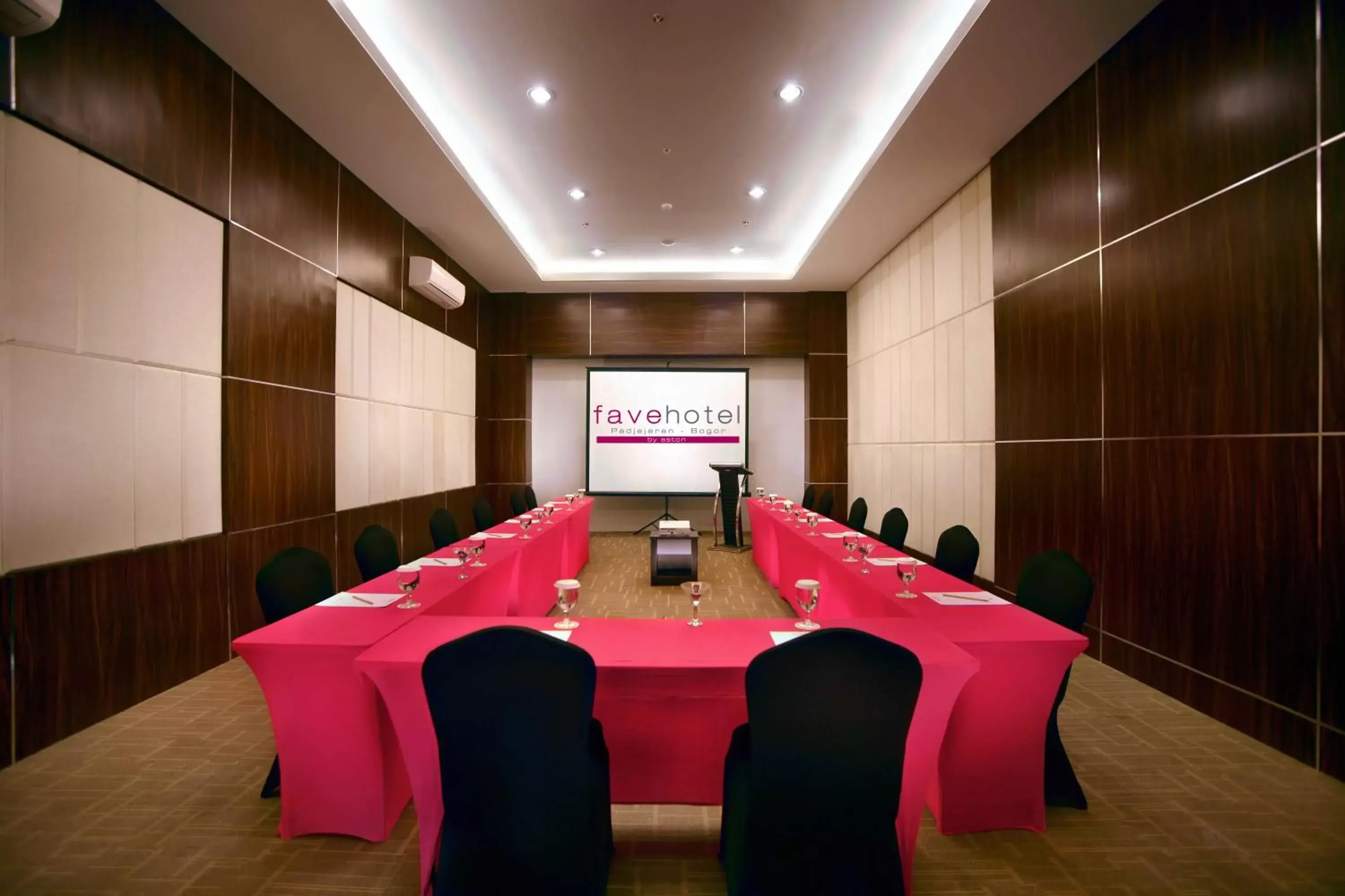 Meeting/conference room in favehotel Padjajaran Bogor