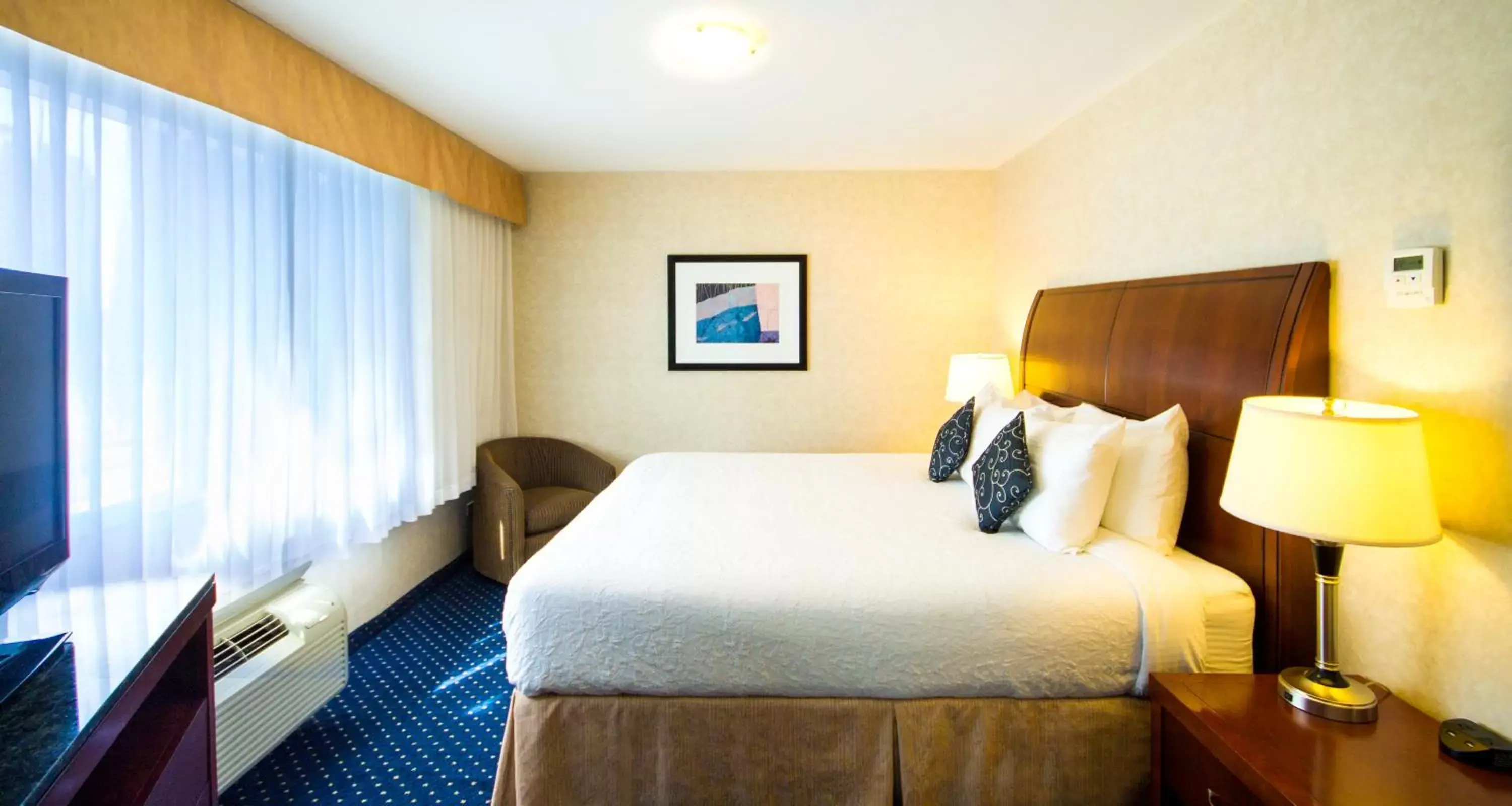 Bed in Best Western Plus Suites Downtown Calgary