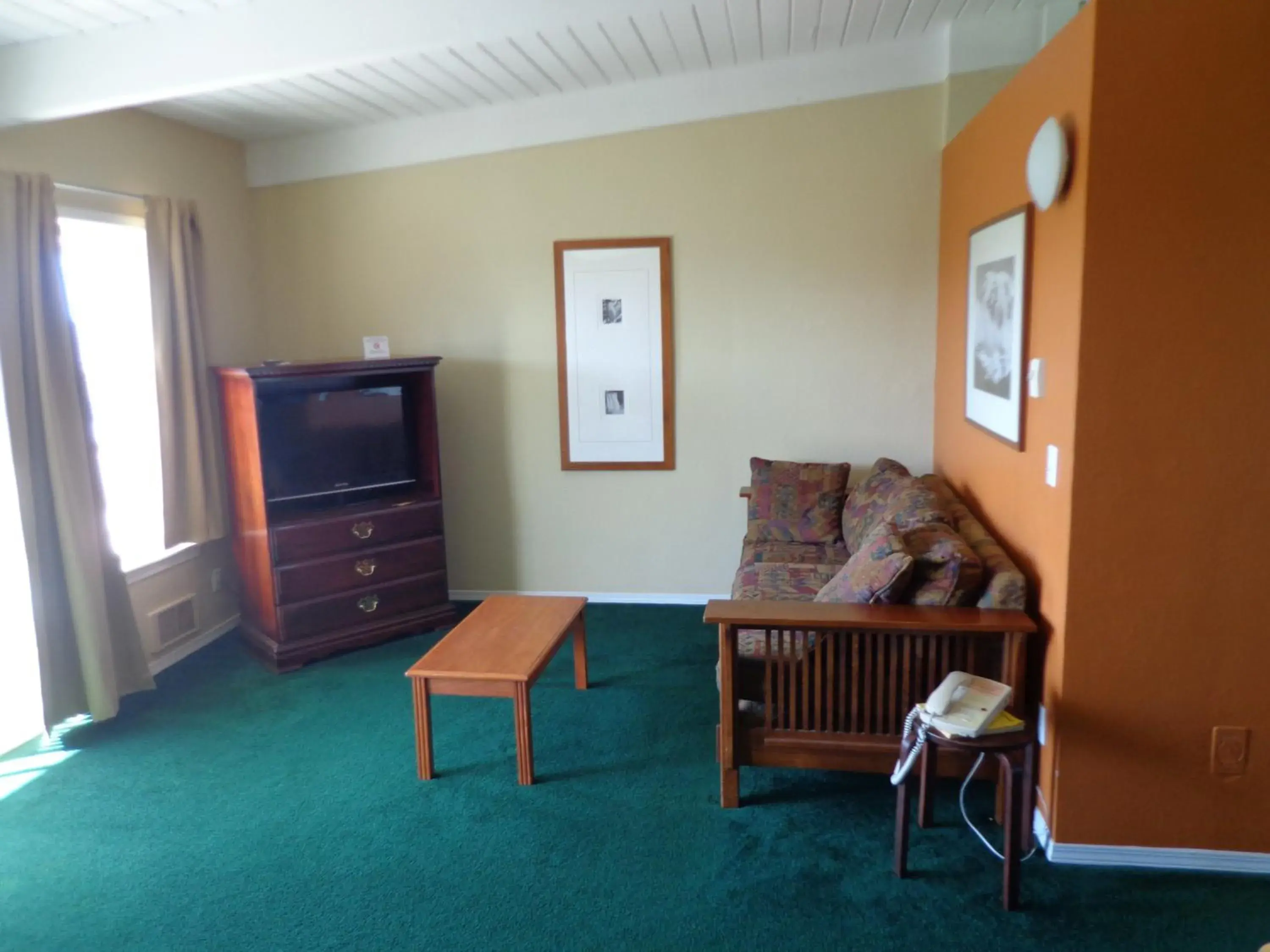 TV and multimedia, Seating Area in Ocean Shores Inn & Suites