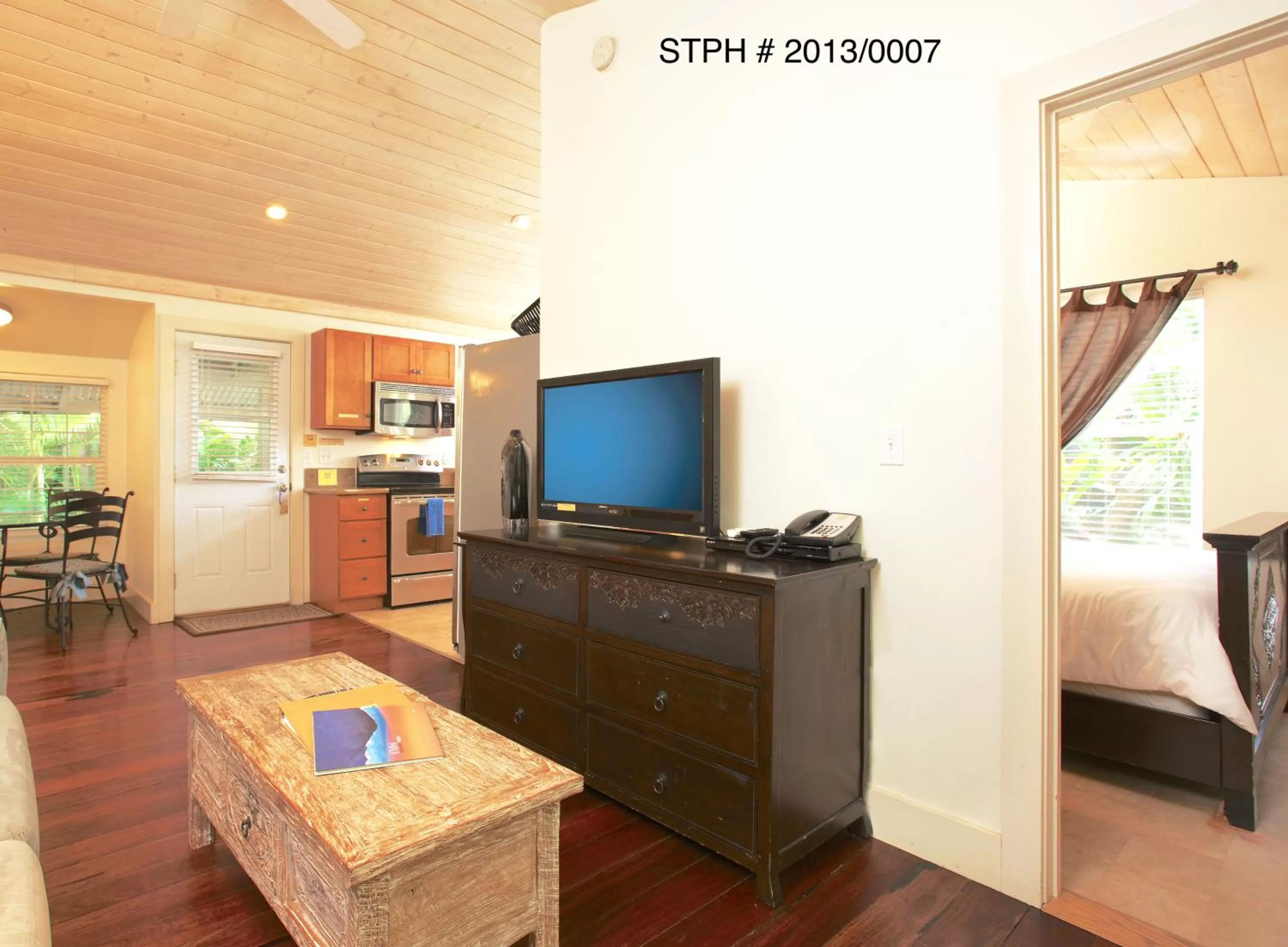 Communal lounge/ TV room, TV/Entertainment Center in Paia Inn