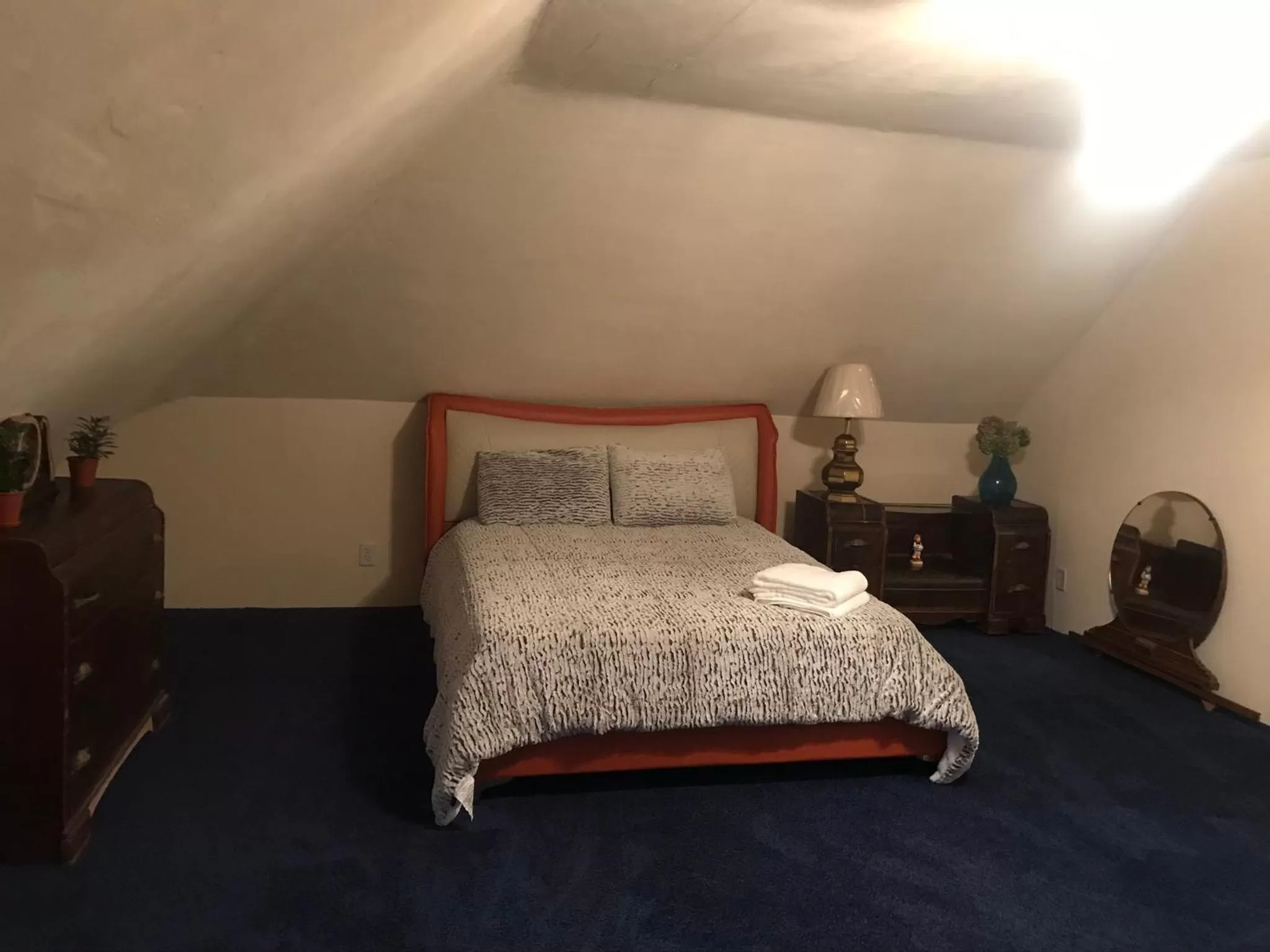 Bed in 5 Star Victorian Mansion-Downtown No Locals