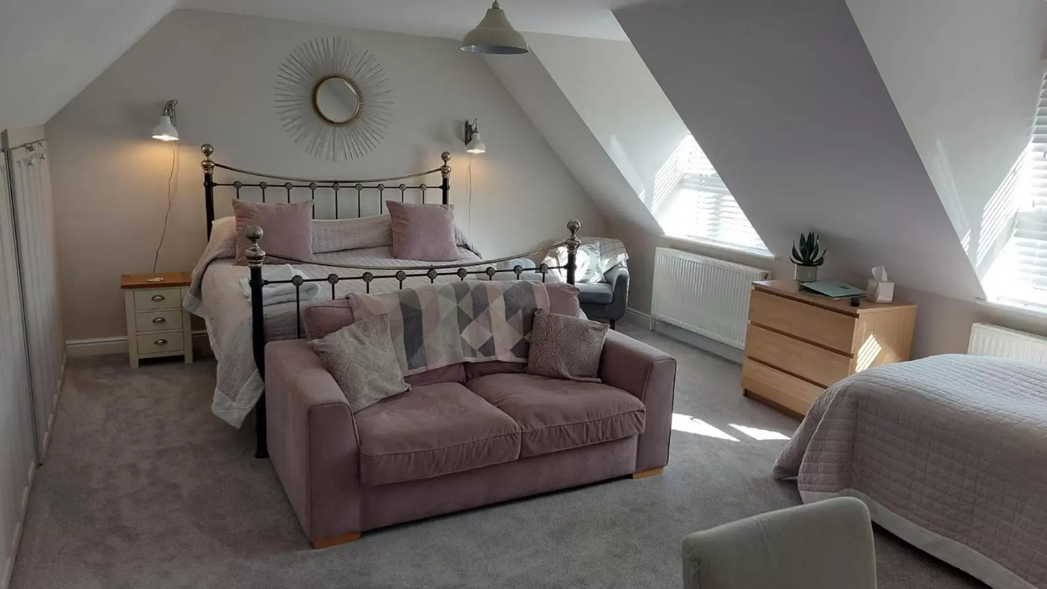 Bed, Seating Area in Westwood Lodge B & B Boston