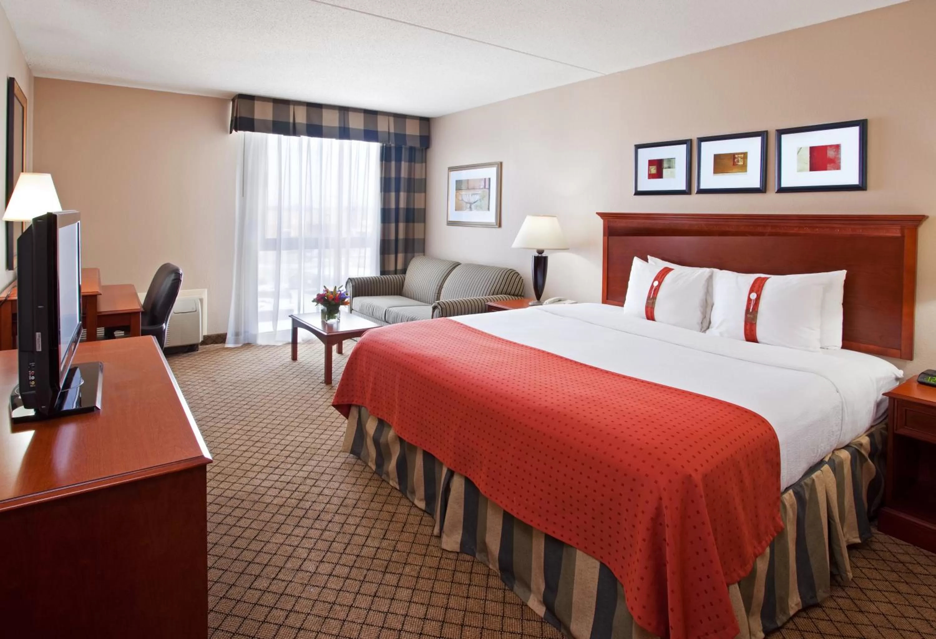 Photo of the whole room, Bed in Holiday Inn Cincinnati-Eastgate by IHG