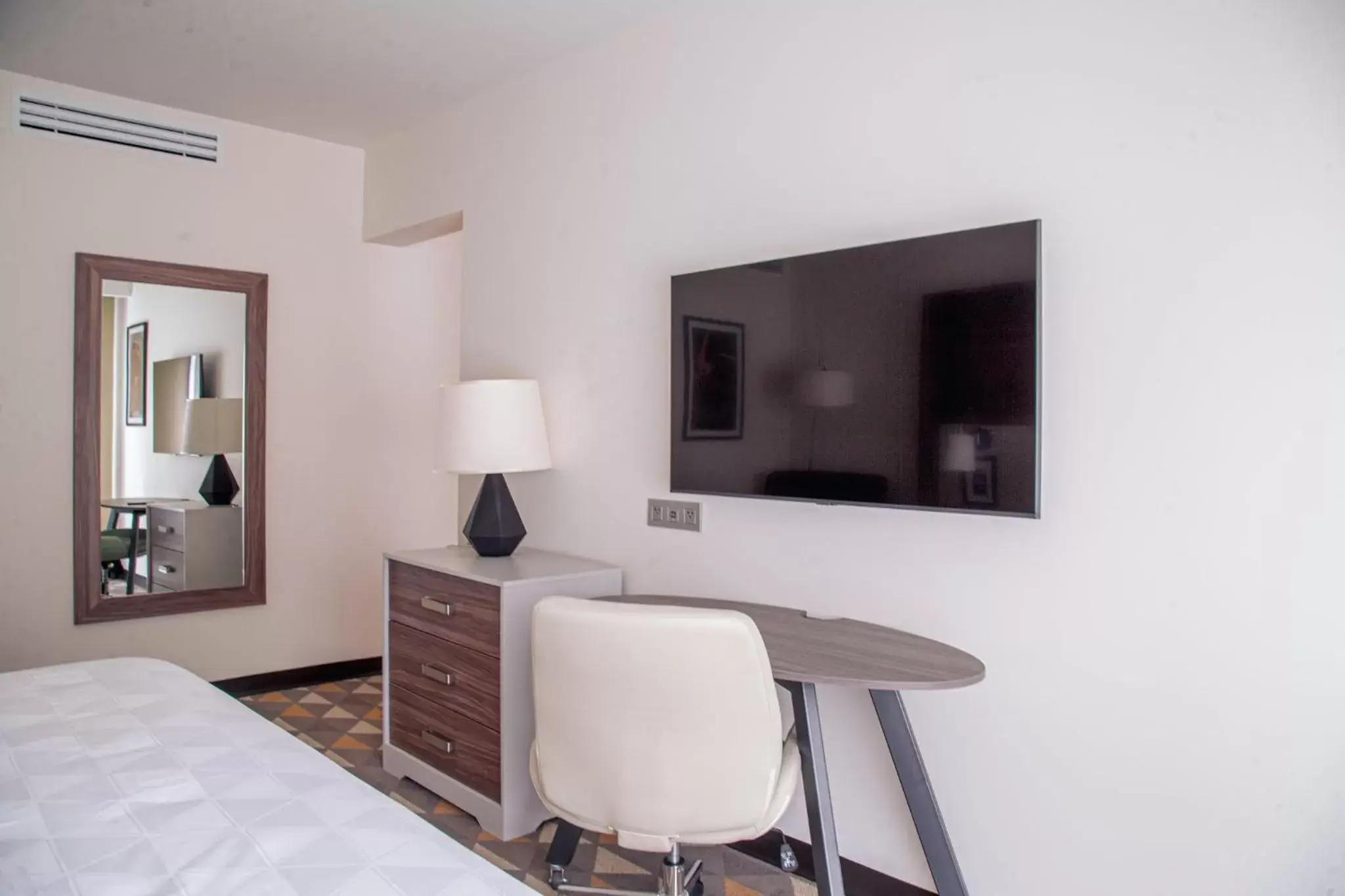 Bedroom, TV/Entertainment Center in Holiday Inn Tlaxcala, an IHG Hotel