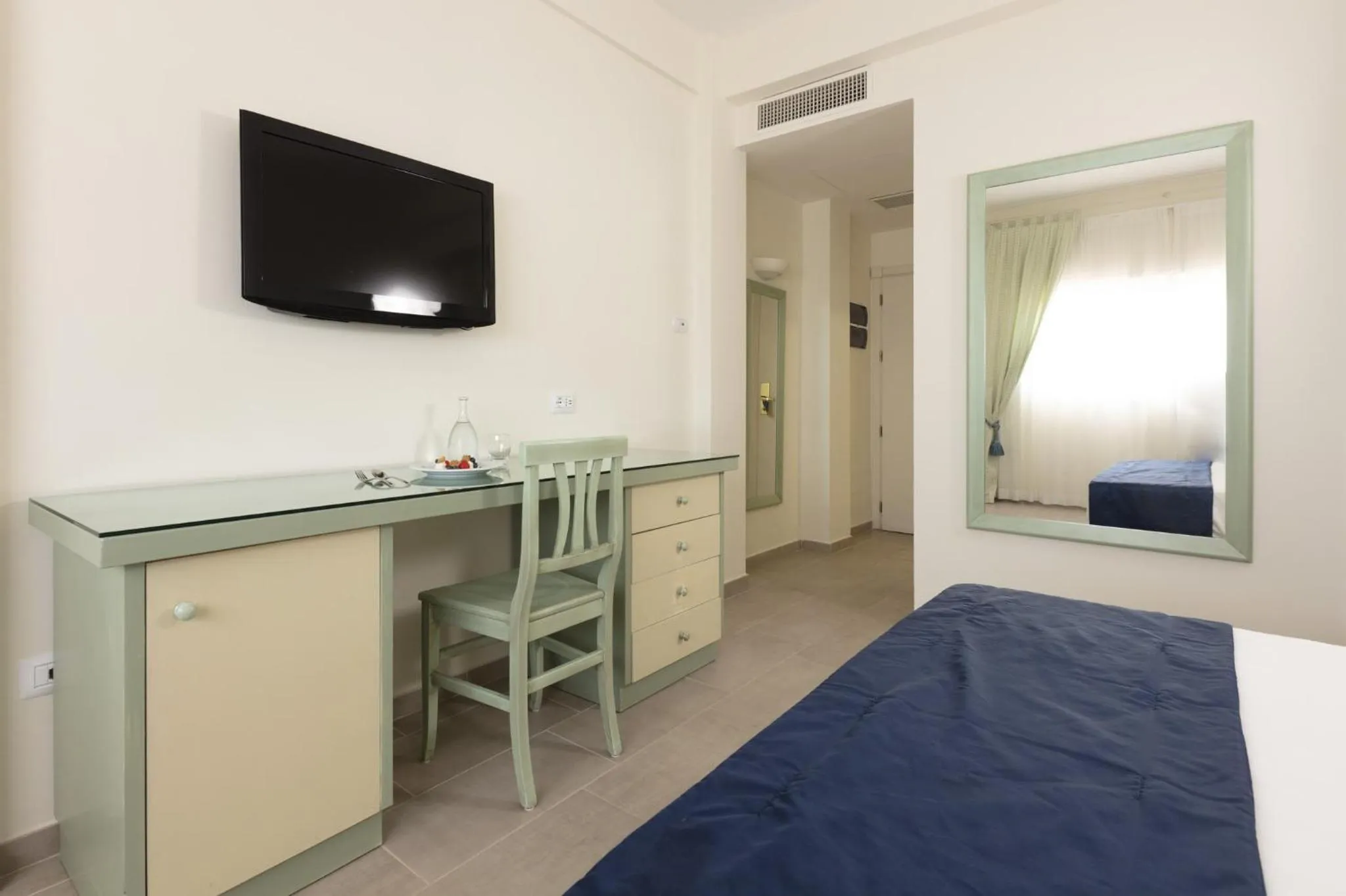 Photo of the whole room, Bed in Summit Hotel