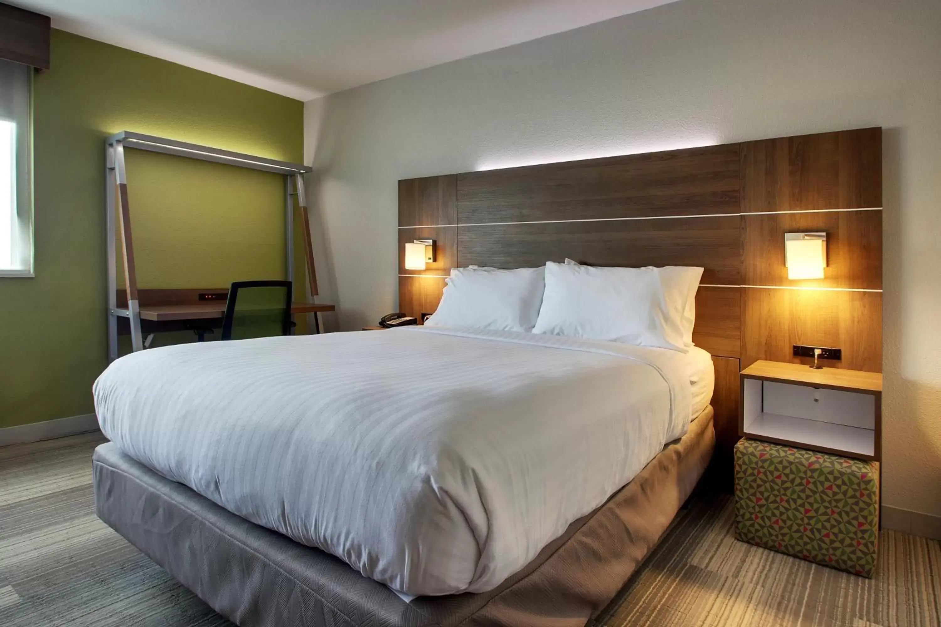 Photo of the whole room, Bed in Holiday Inn Express & Suites Wapakoneta, an IHG Hotel