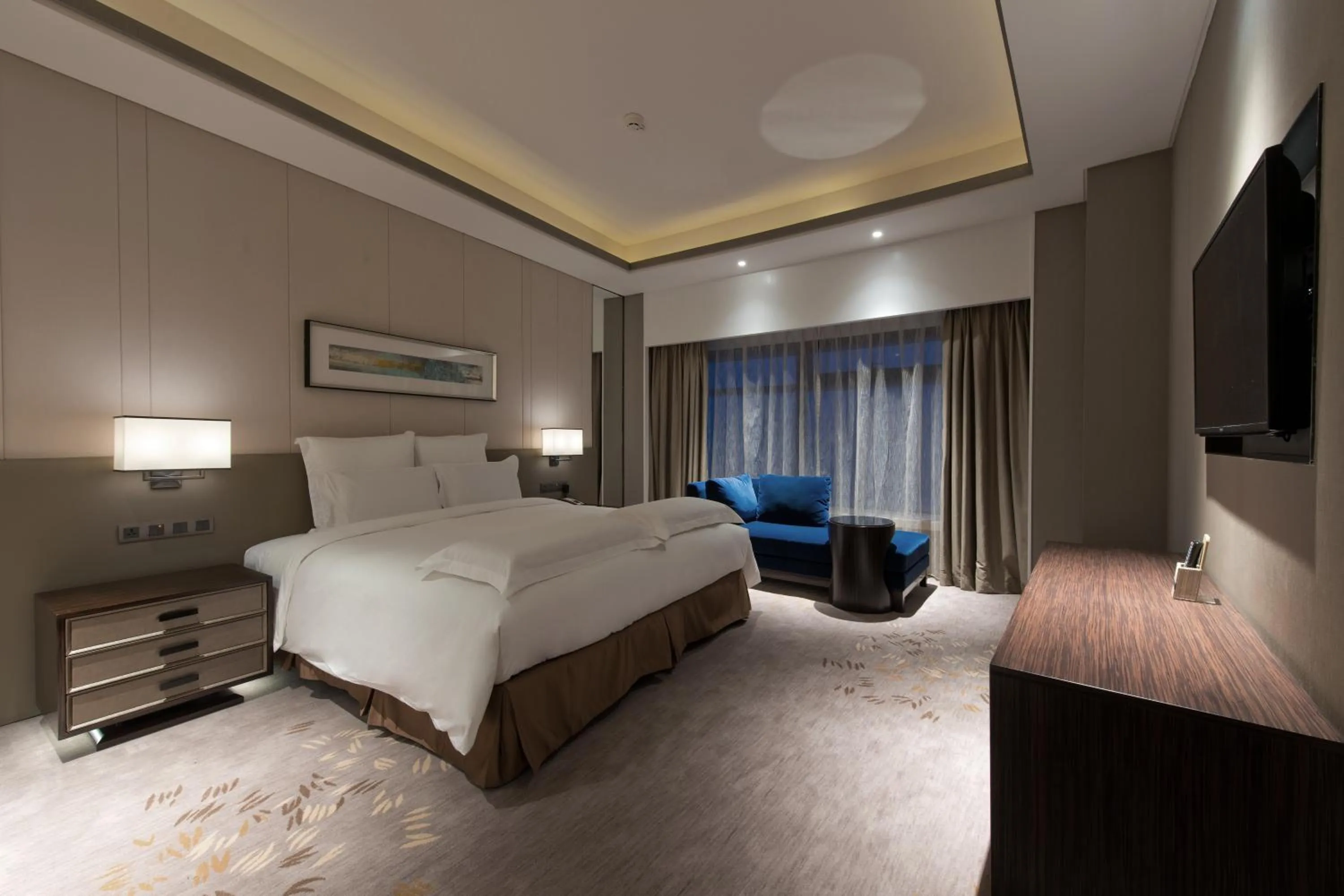 Photo of the whole room, Bed in Pullman Shanghai Xuhui
