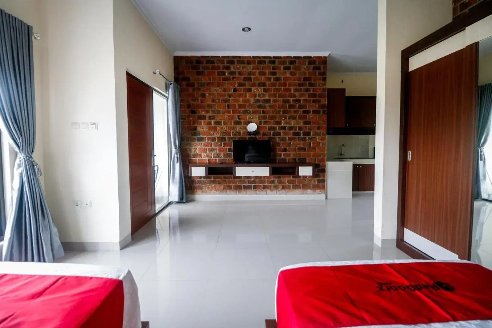 Bedroom, Lobby/Reception in RedDoorz Plus near Kualanamu Airport