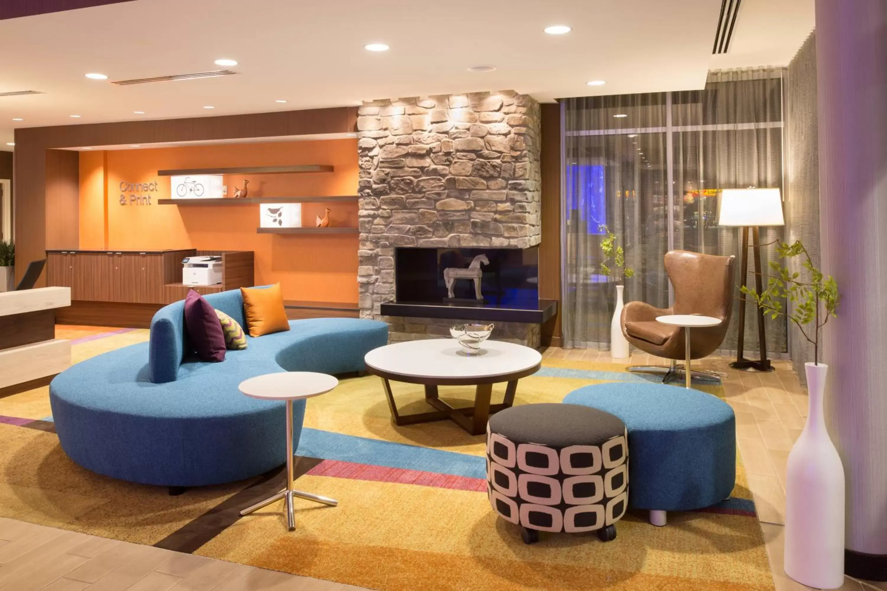 Lobby or reception, Lounge/Bar in Fairfield Inn & Suites by Marriott Burlington