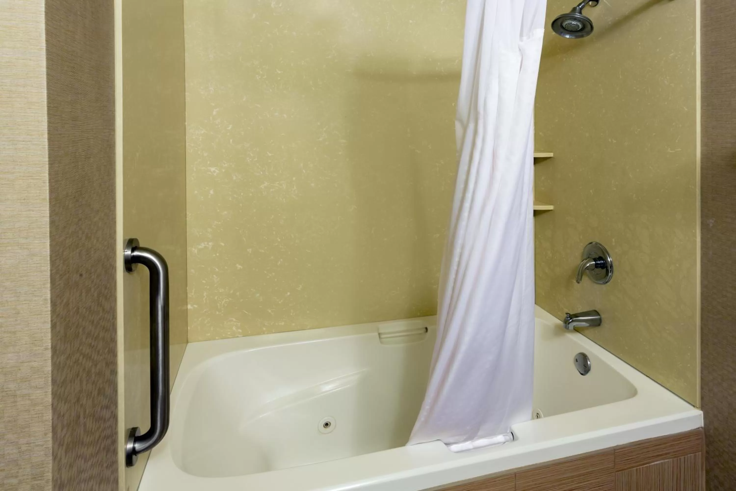 Bathroom in Holiday Inn Express Grants Pass by IHG