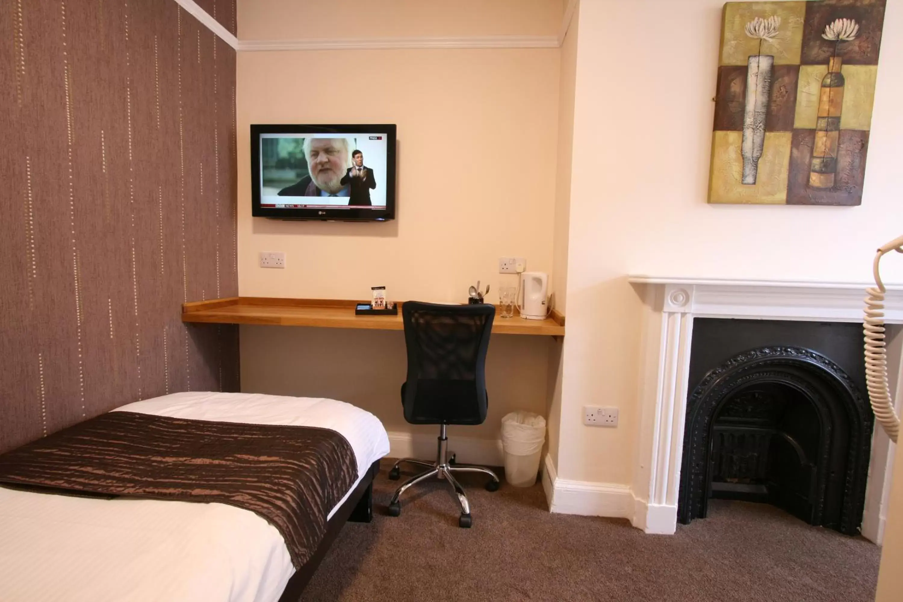 Bed, TV/Entertainment Center in Central Hotel Cheltenham by Roomsbooked