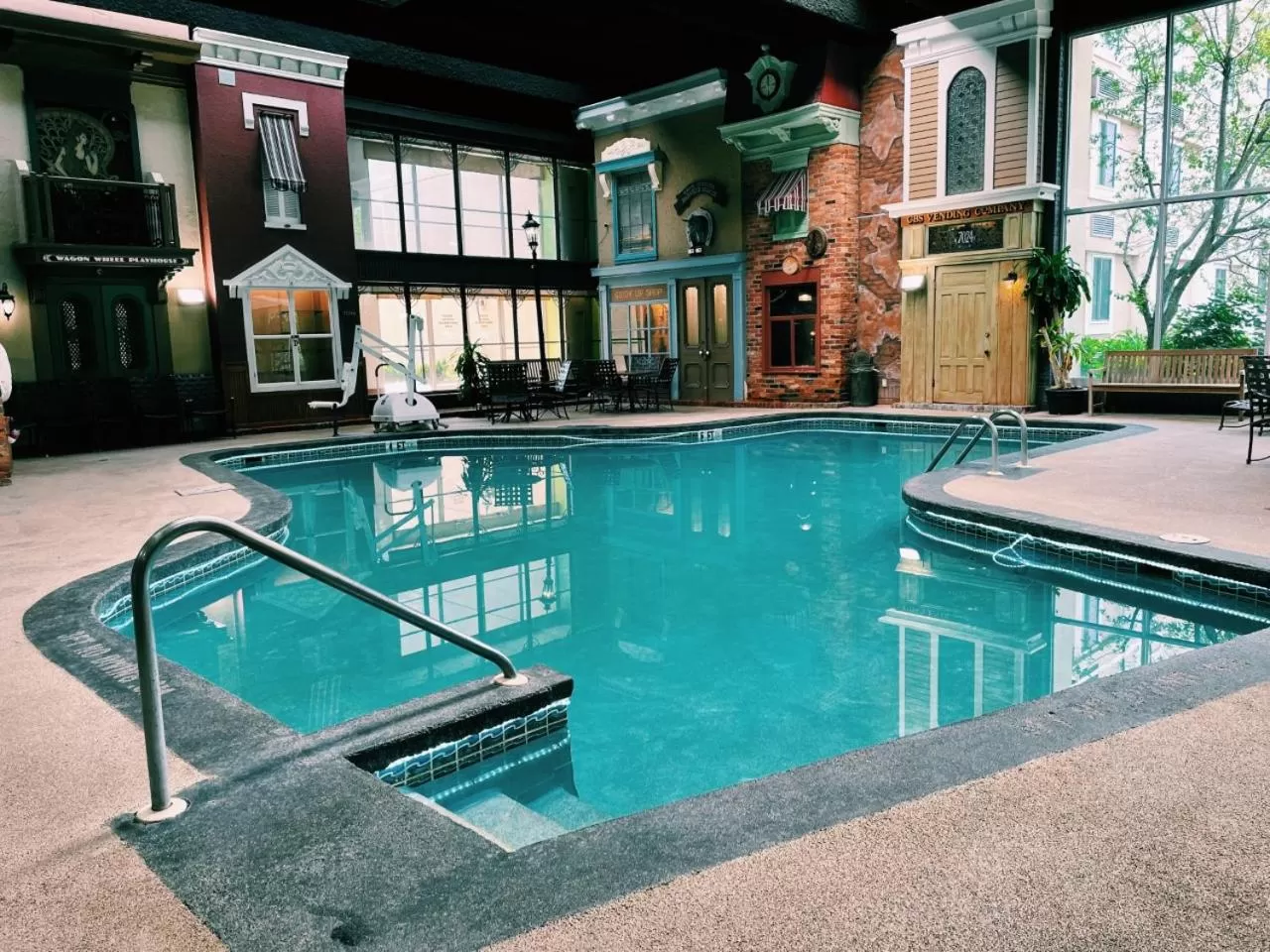 Swimming pool in Wyndham Garden Warsaw