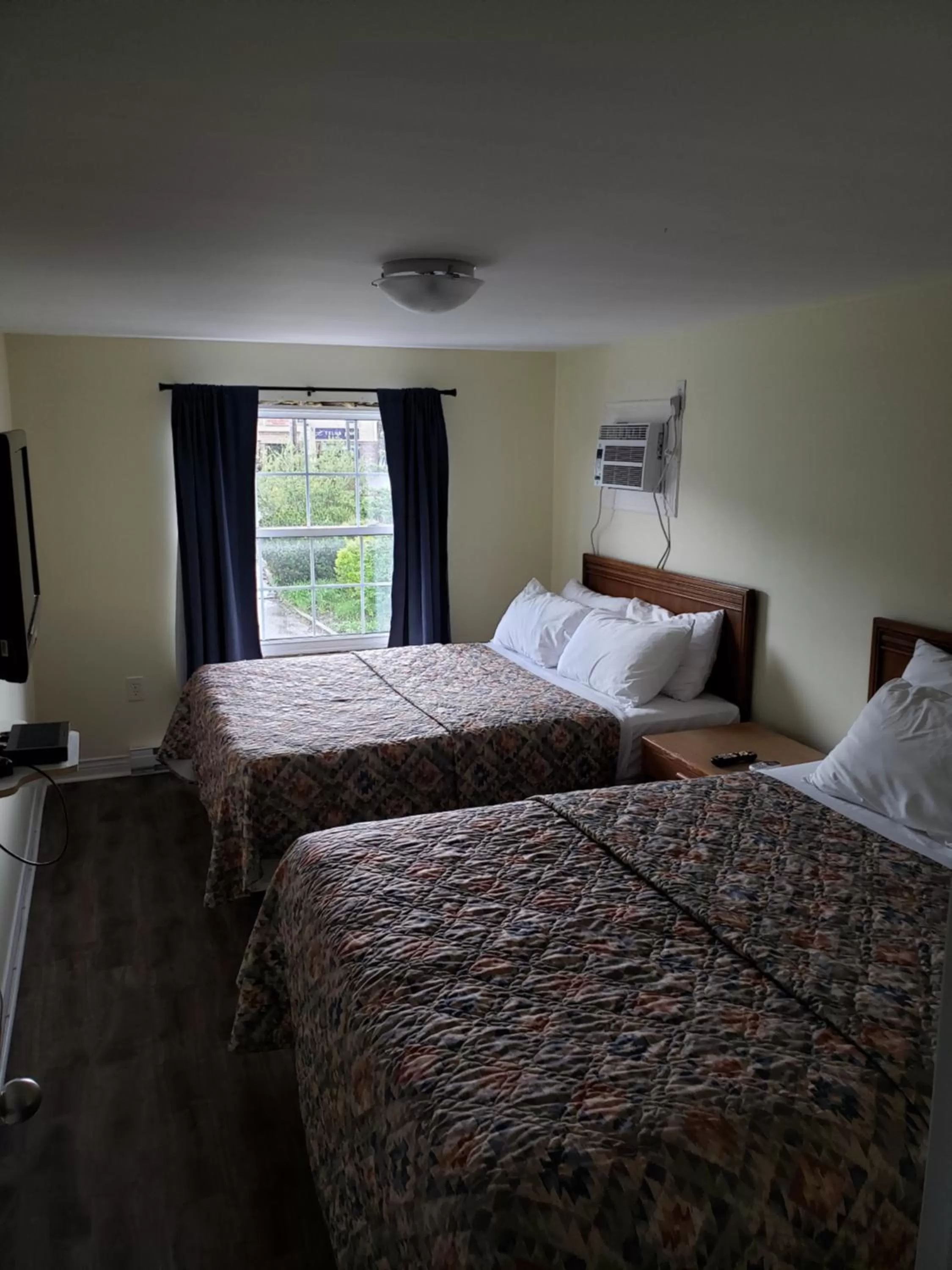 Bed in Homeward Inns of Canada