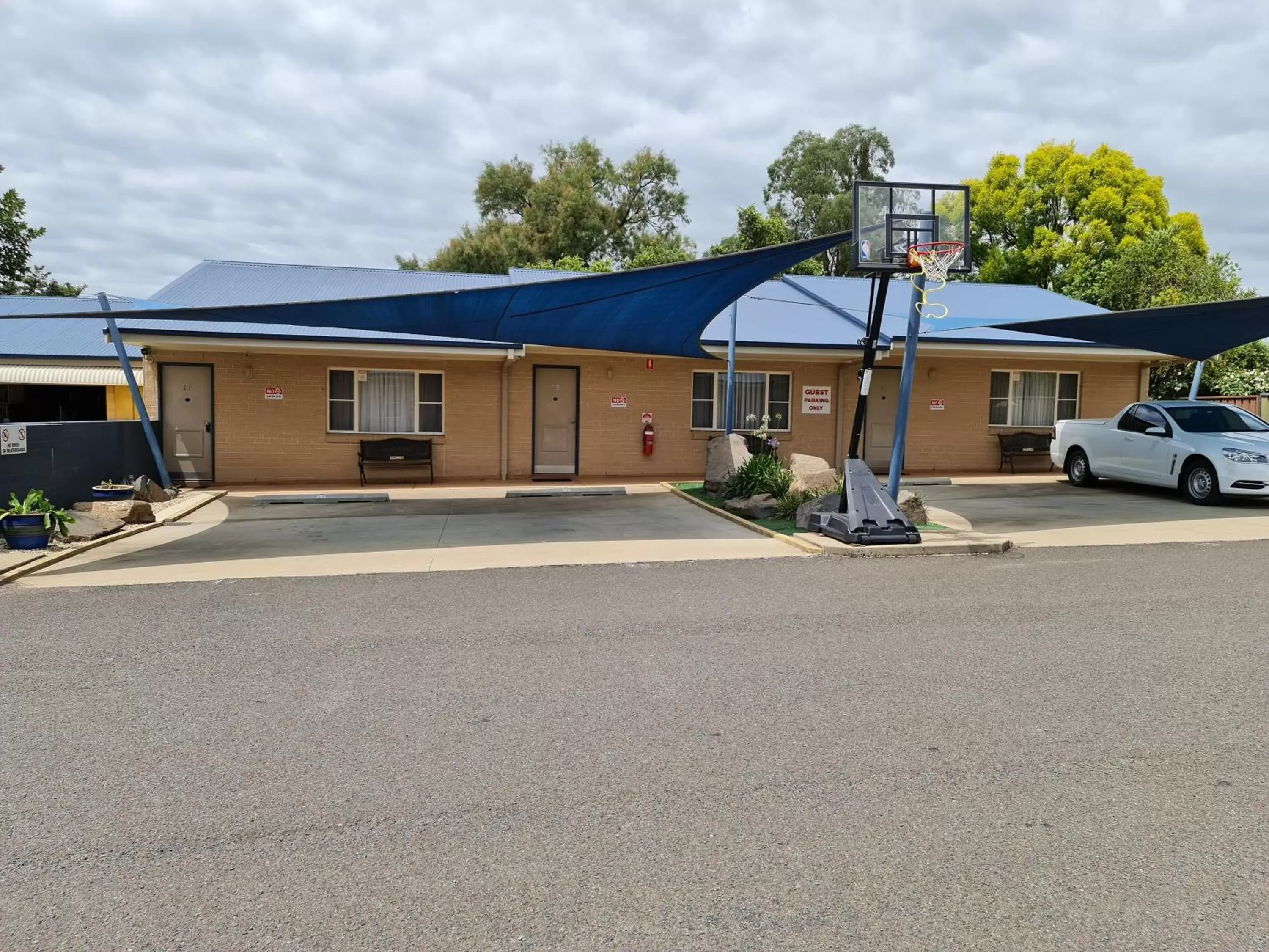 Property Building in Edward Parry Motel and Apartments