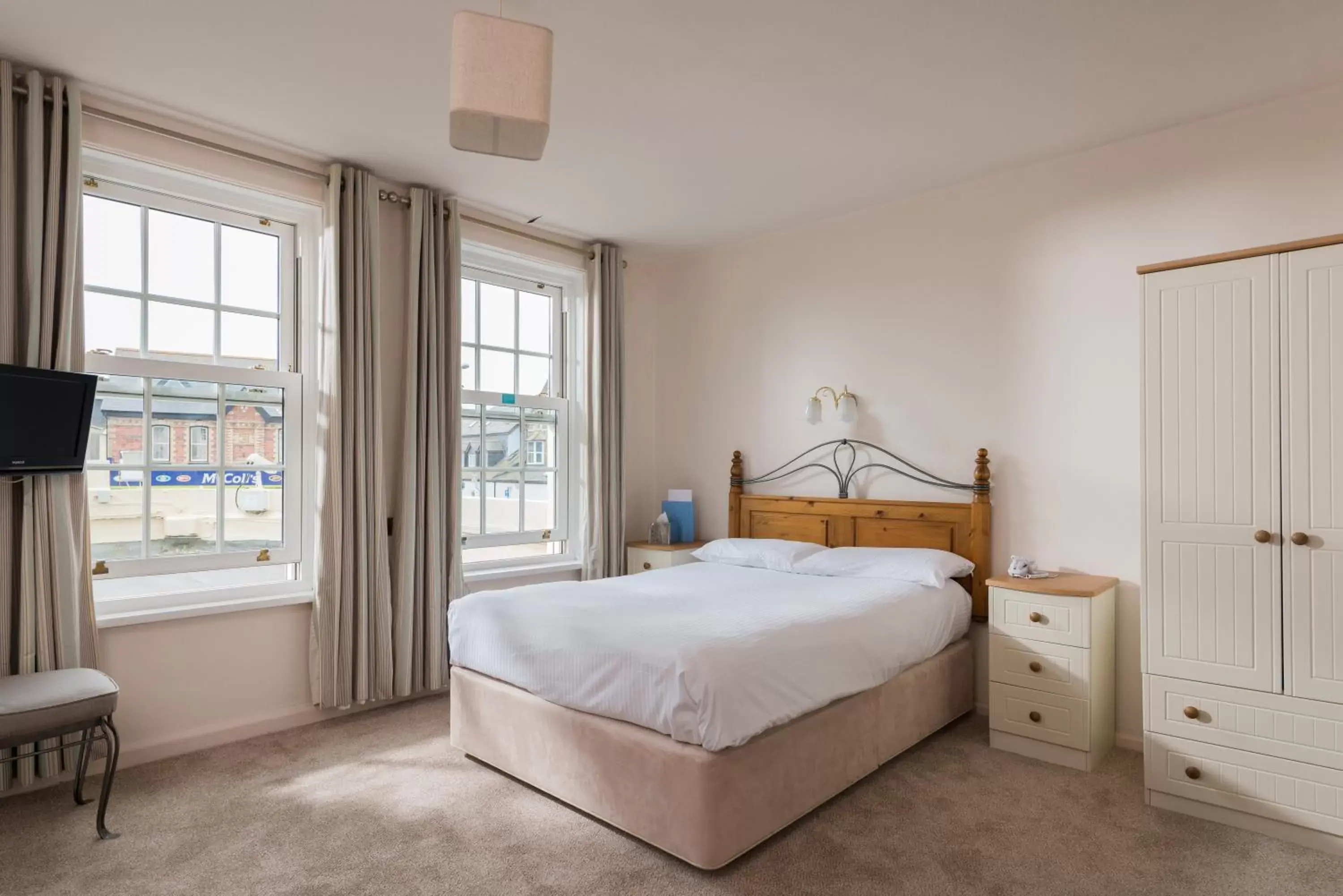 Photo of the whole room, Bed in Great Western Photo of the whole room, Bed in Great Western