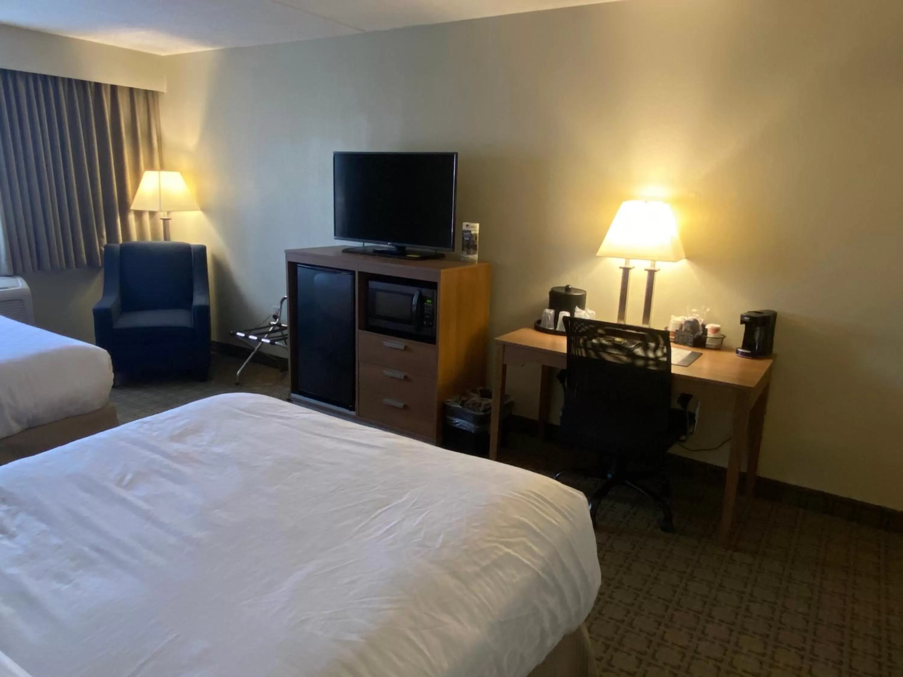 TV and multimedia, Bed in Clarion Inn Harpers Ferry-Charles Town