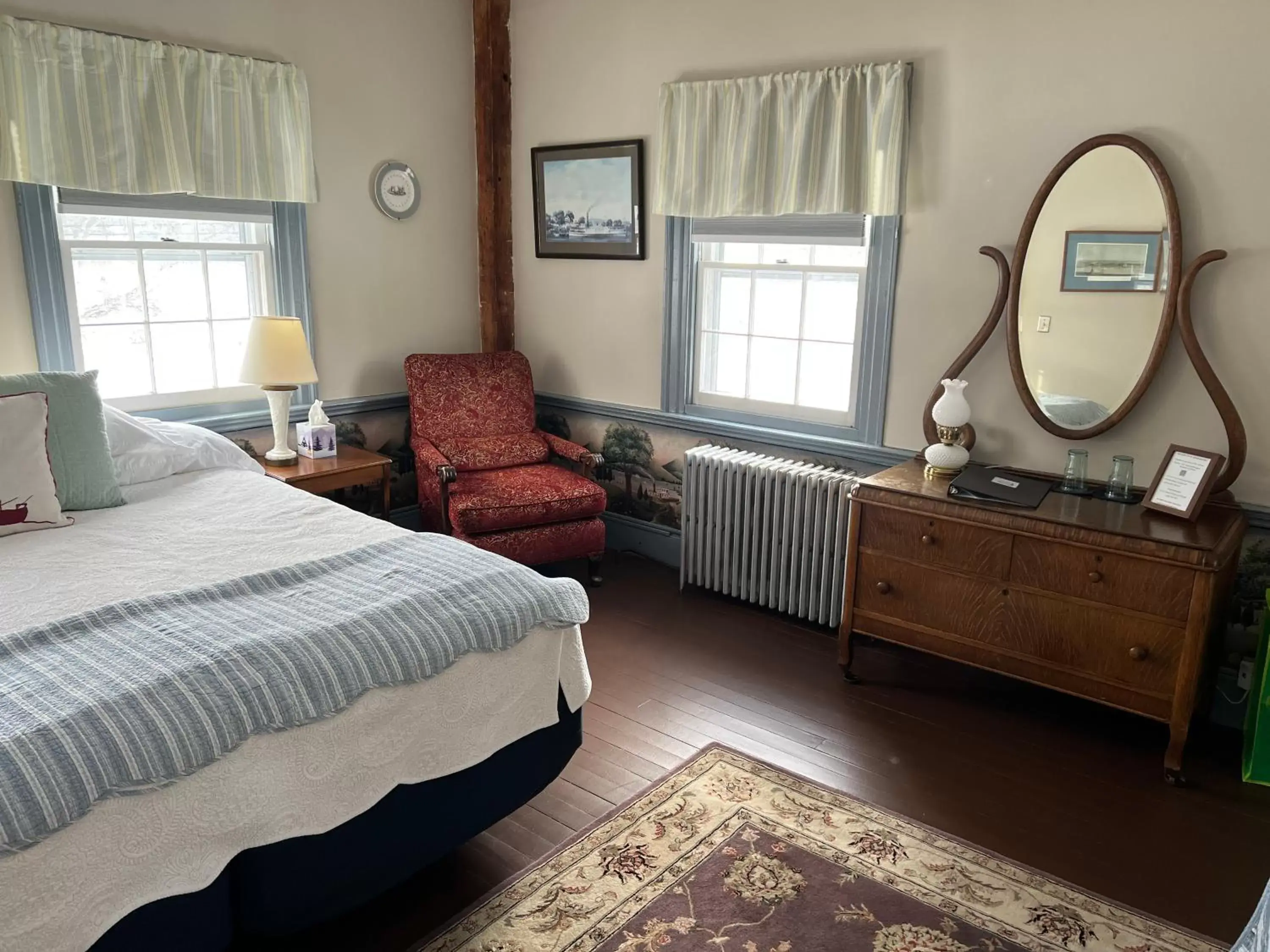 Photo of the whole room in Shoreham Inn Bed & Breakfast