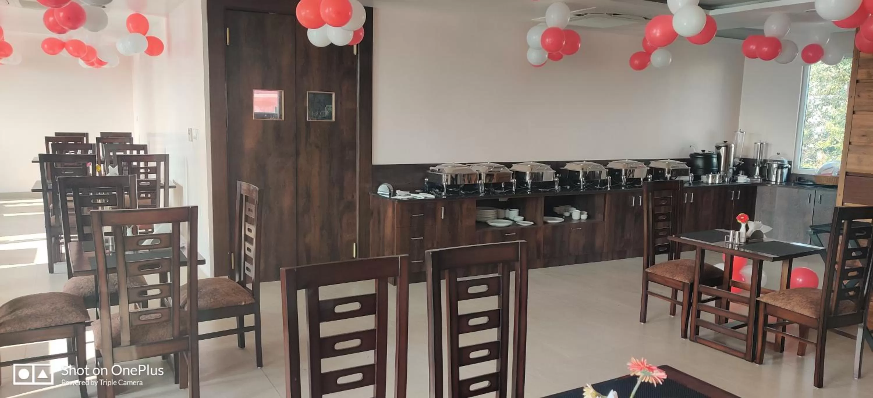 Restaurant/places to eat in Hotel Trimurti