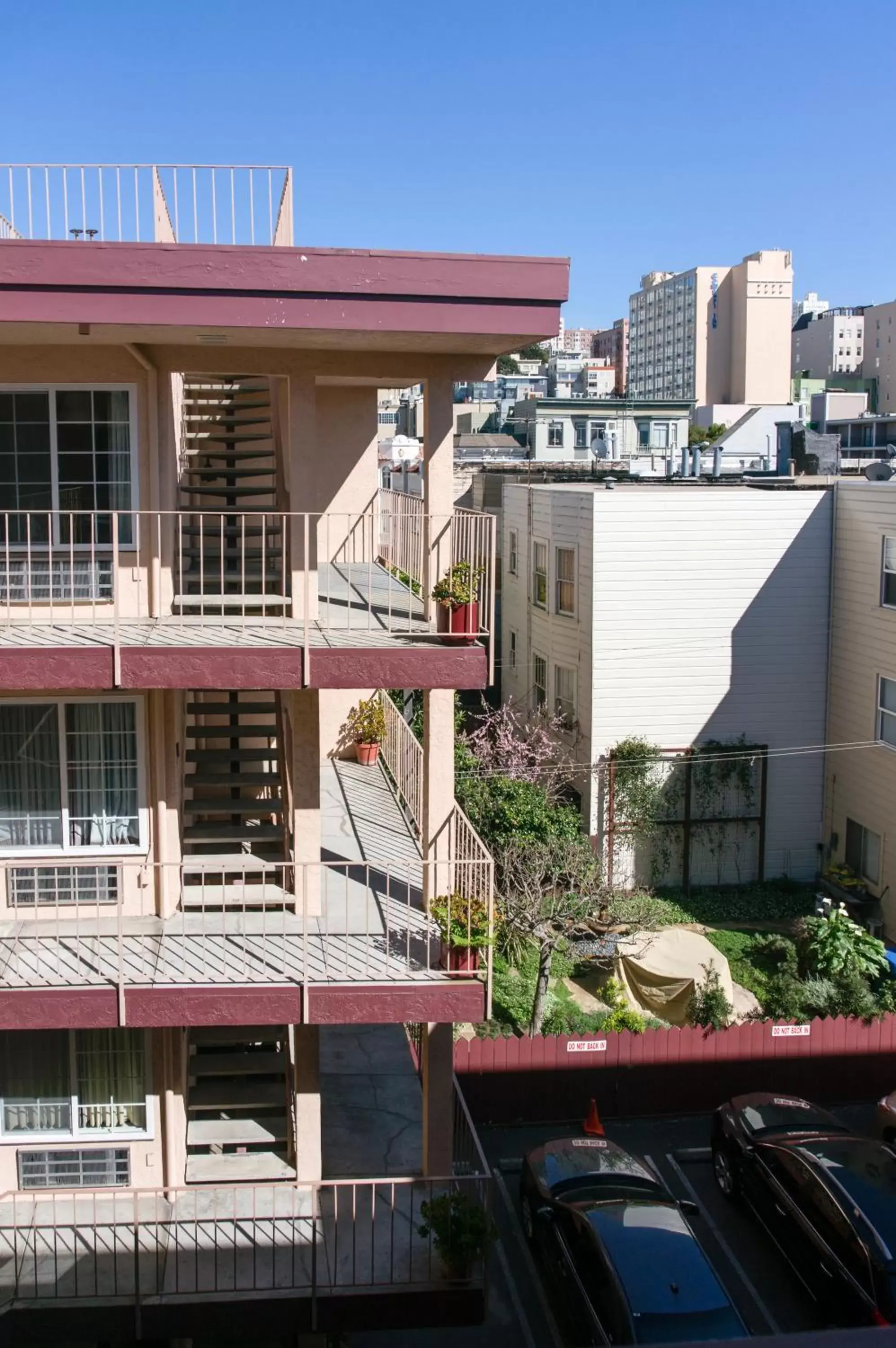 Facade/entrance, Balcony/Terrace in La Casa Inn