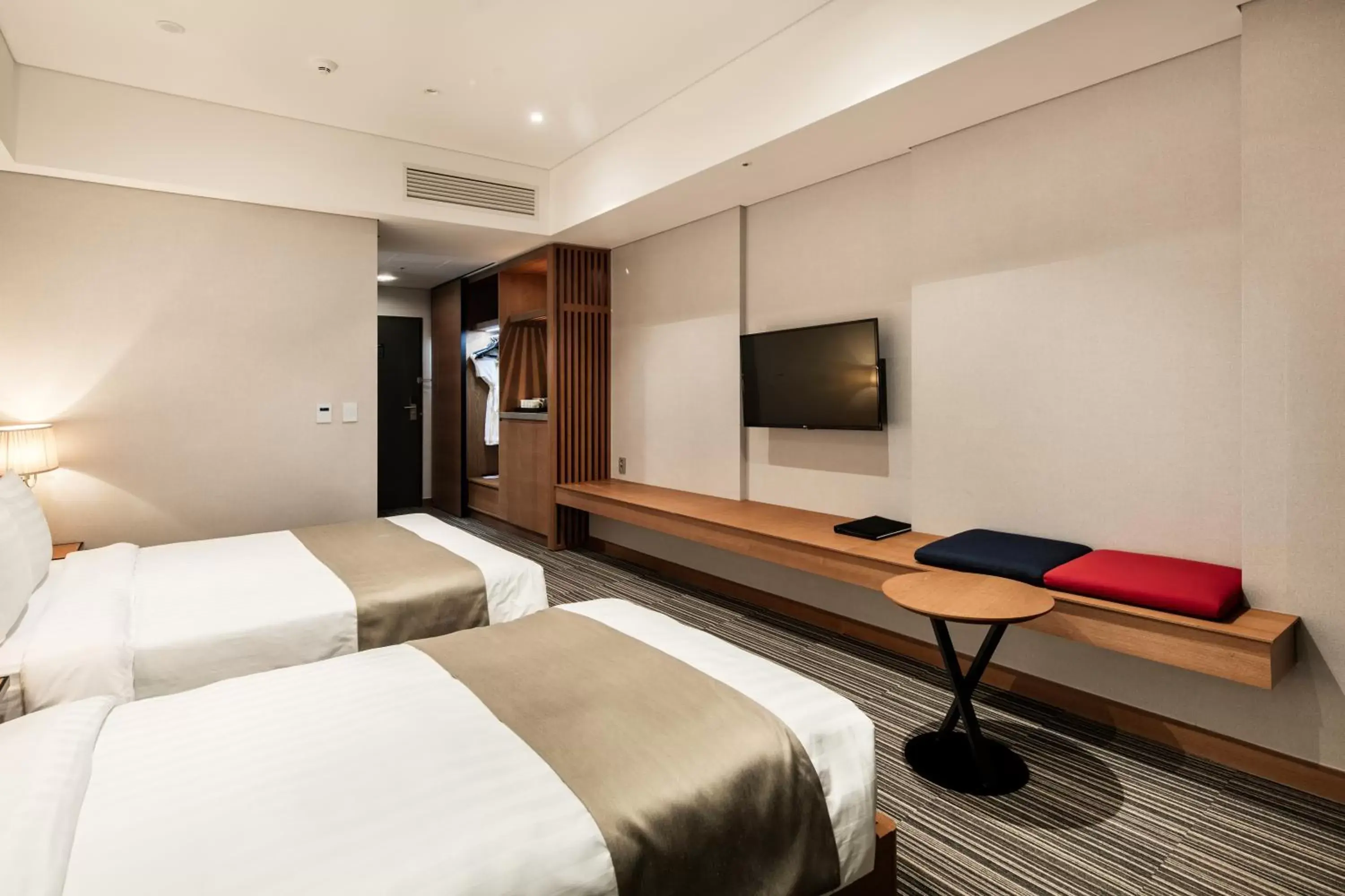 Bed, TV/Entertainment Center in Golden Tulip Incheon Airport Hotel