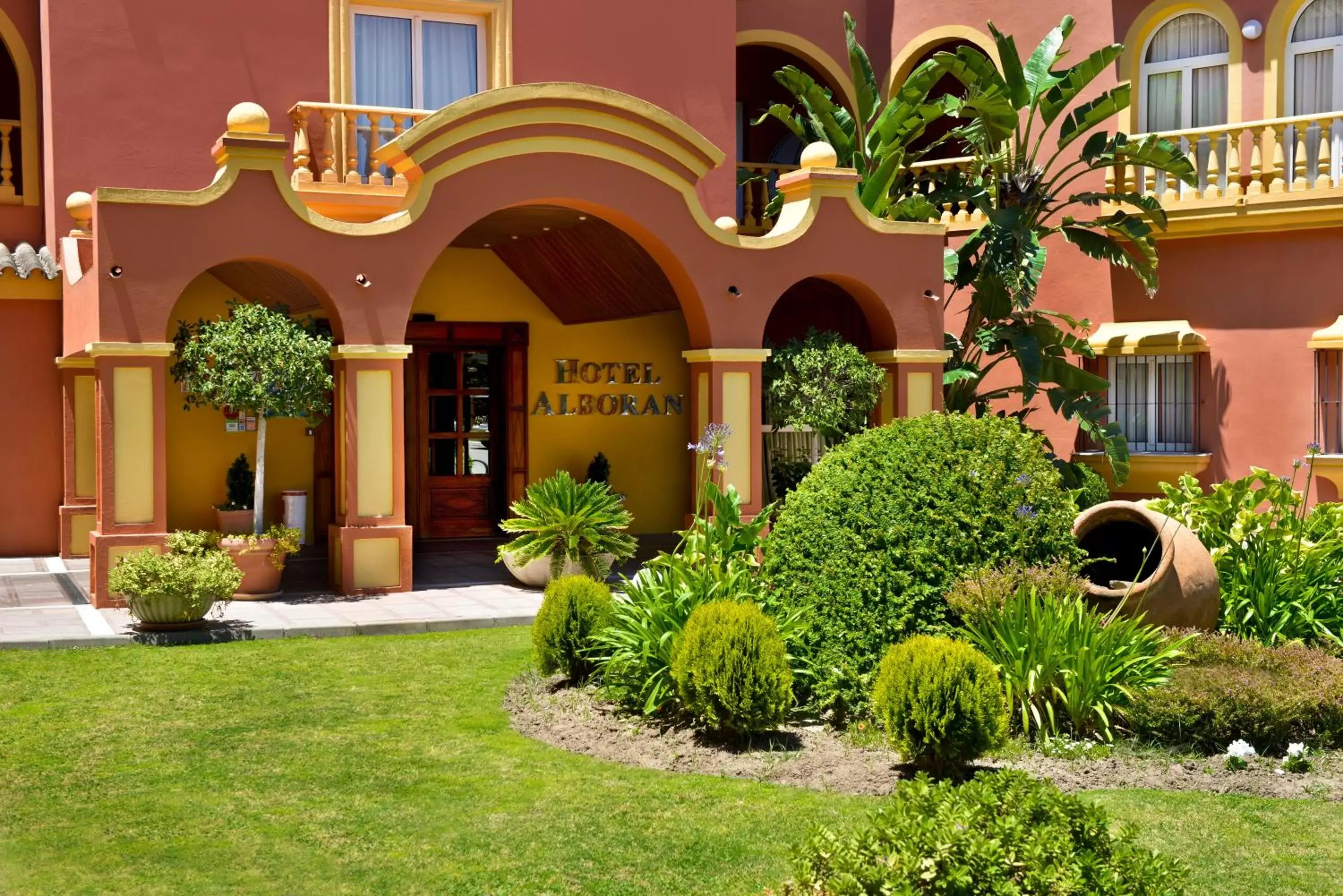 Facade/entrance in Alborán Algeciras