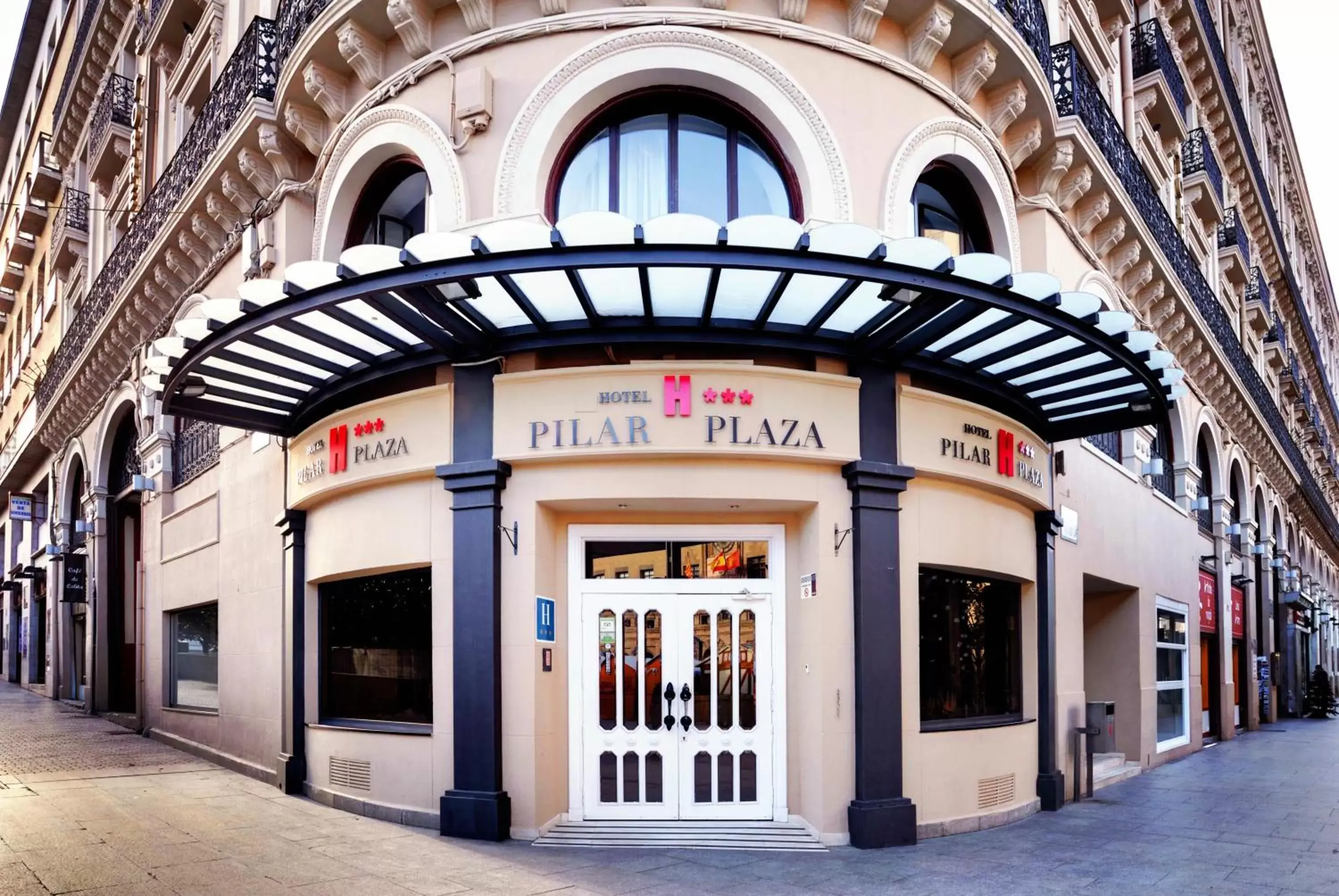 Facade/entrance in Hotel Pilar Plaza