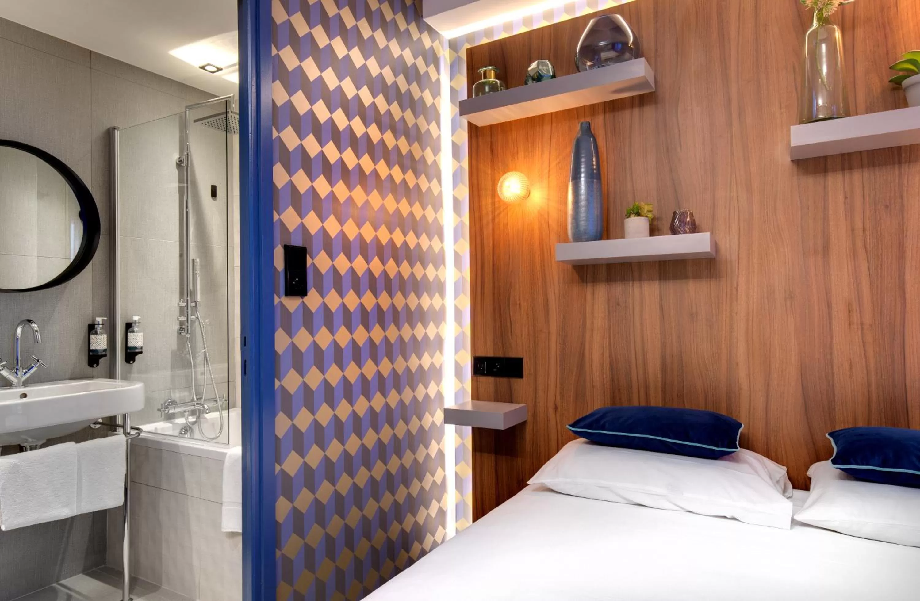 Photo of the whole room, Bed in Hôtel Montmorency & Spa