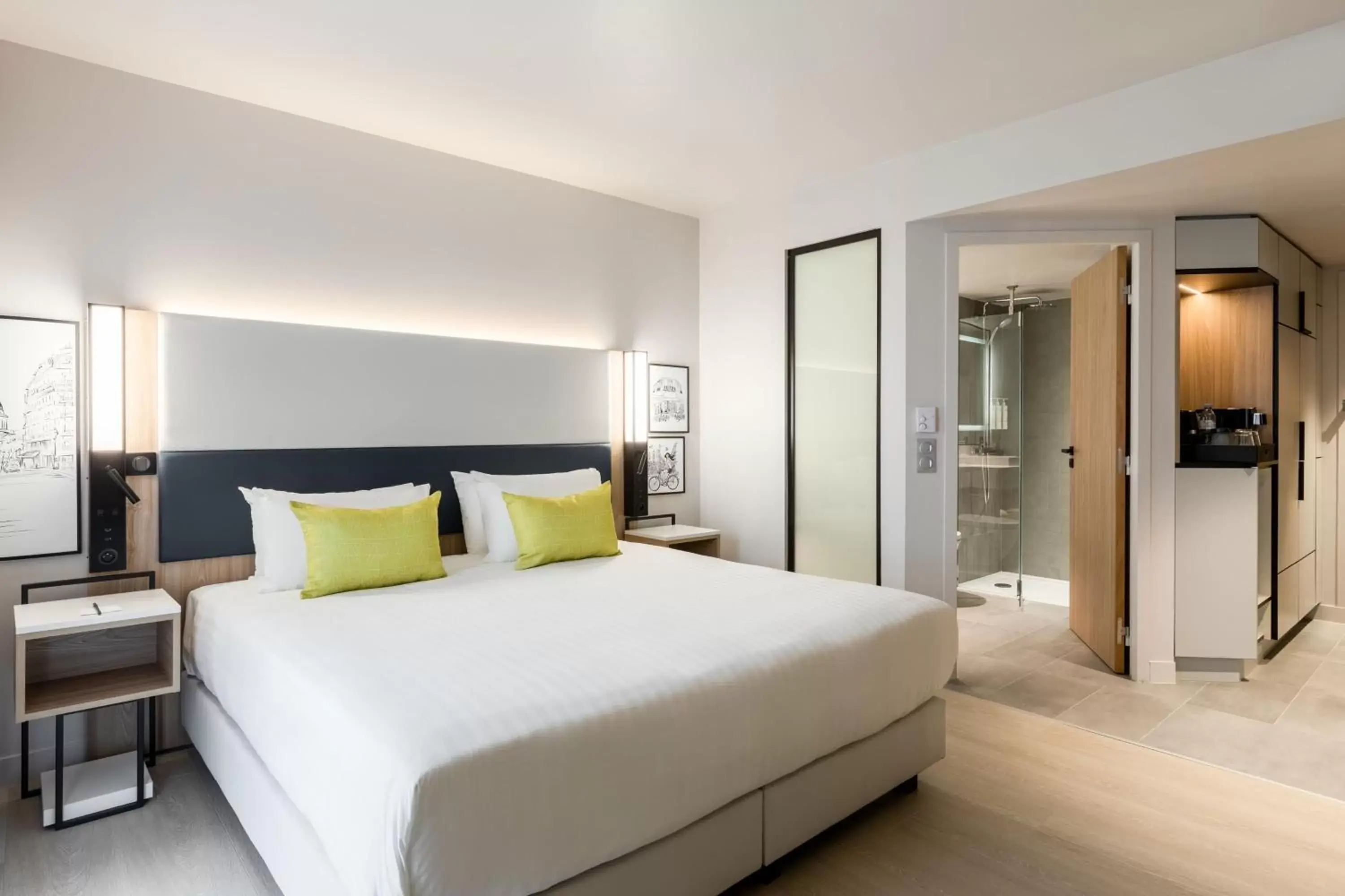 Photo of the whole room, Bed in Courtyard by Marriott Paris Creteil