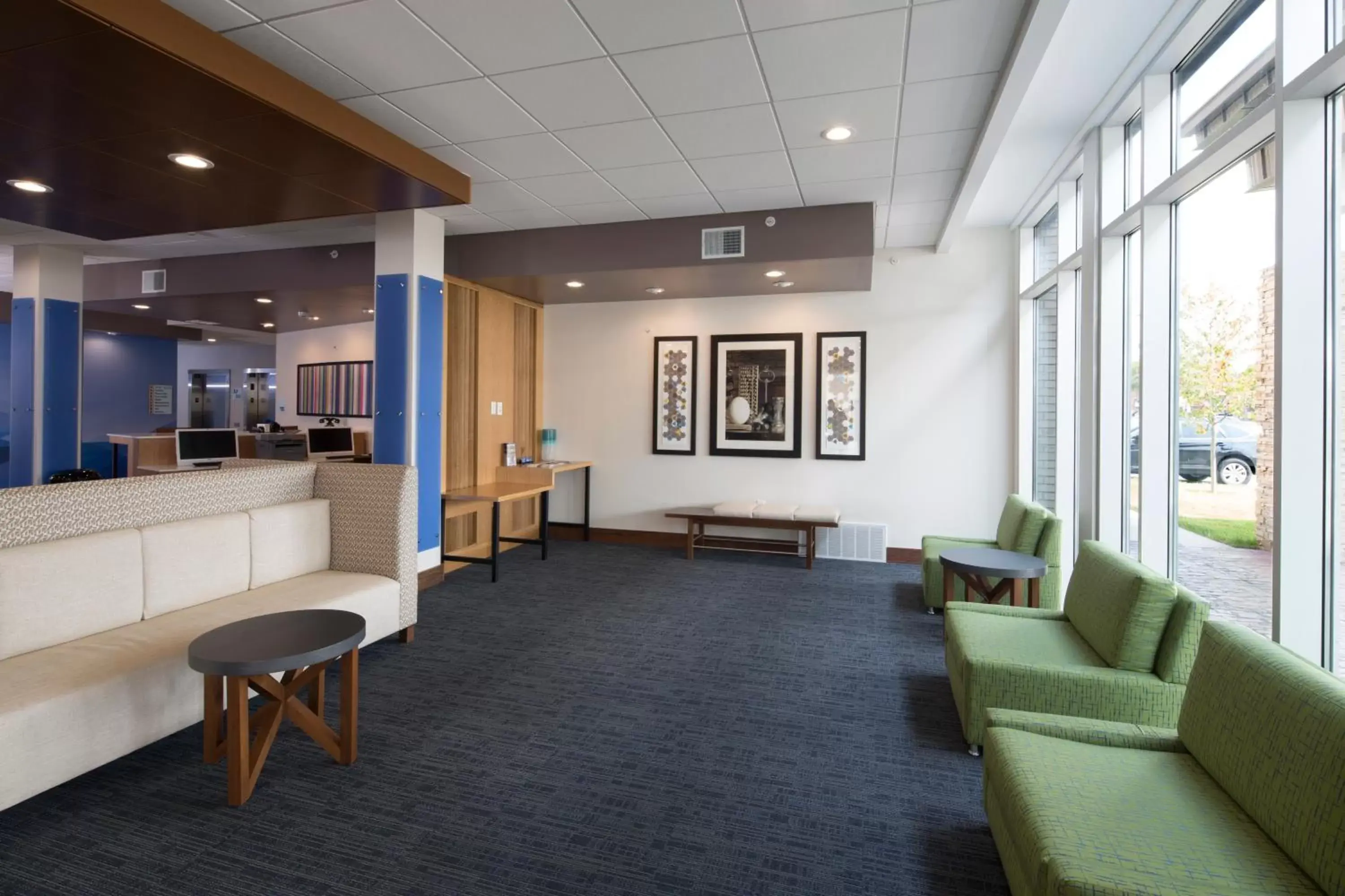 Lobby or reception in Holiday Inn Express Hotel & Suites Bay City, an IHG Hotel