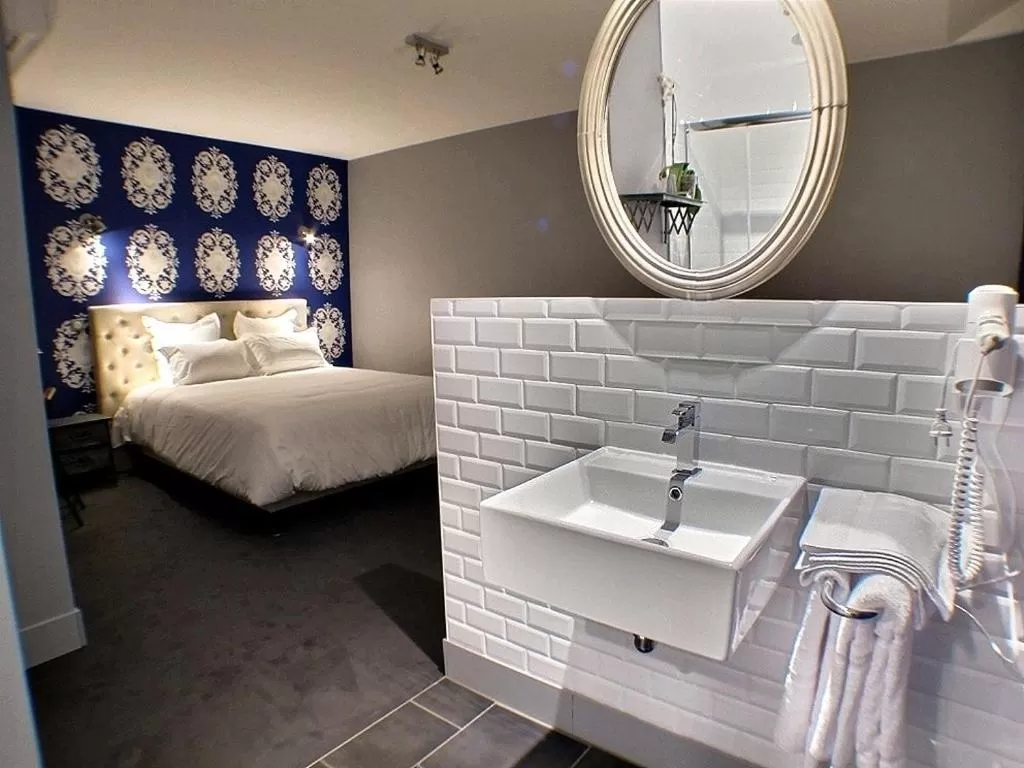 Photo of the whole room, Bathroom in Hôtel 19'Cent